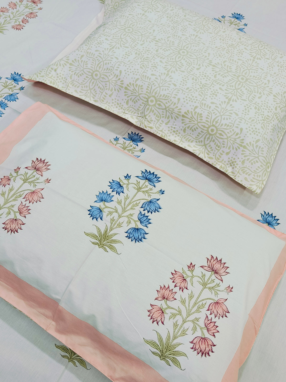 Bedsheet With King Size Pillow Cases