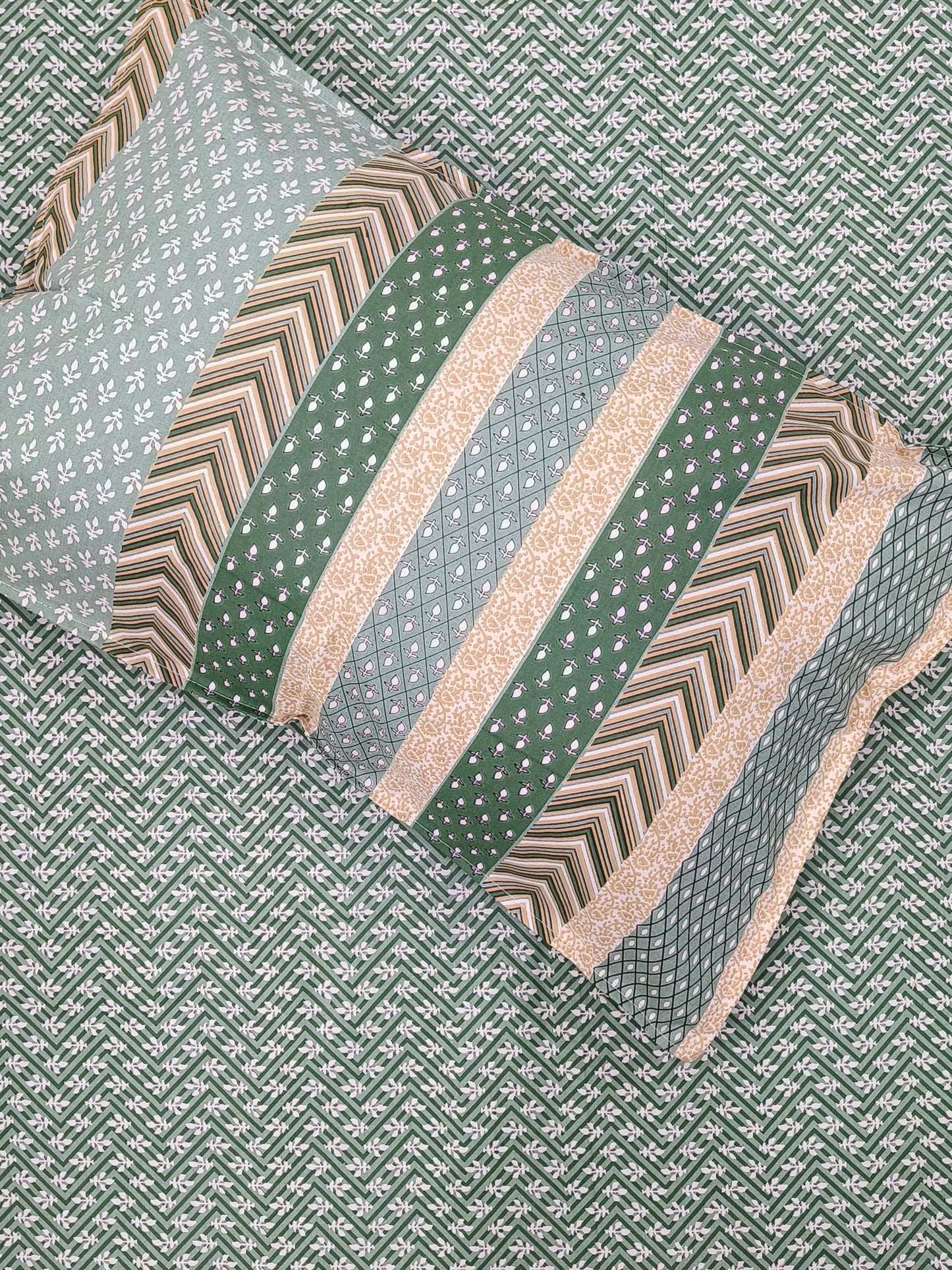 FRESH ARRIVAL Gulbahaar King Size Bedsheet