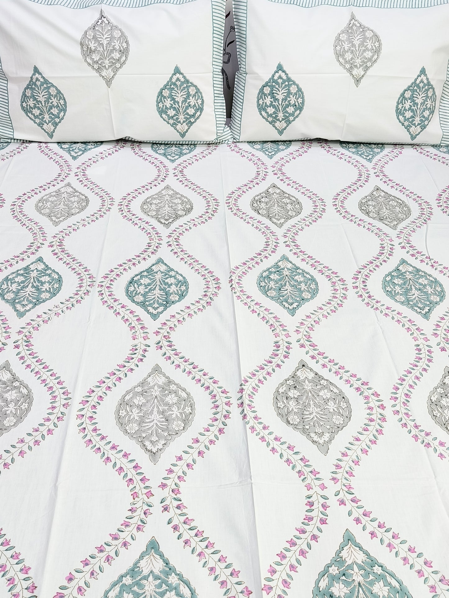 Bedsheet With King Size Pillow Cases
