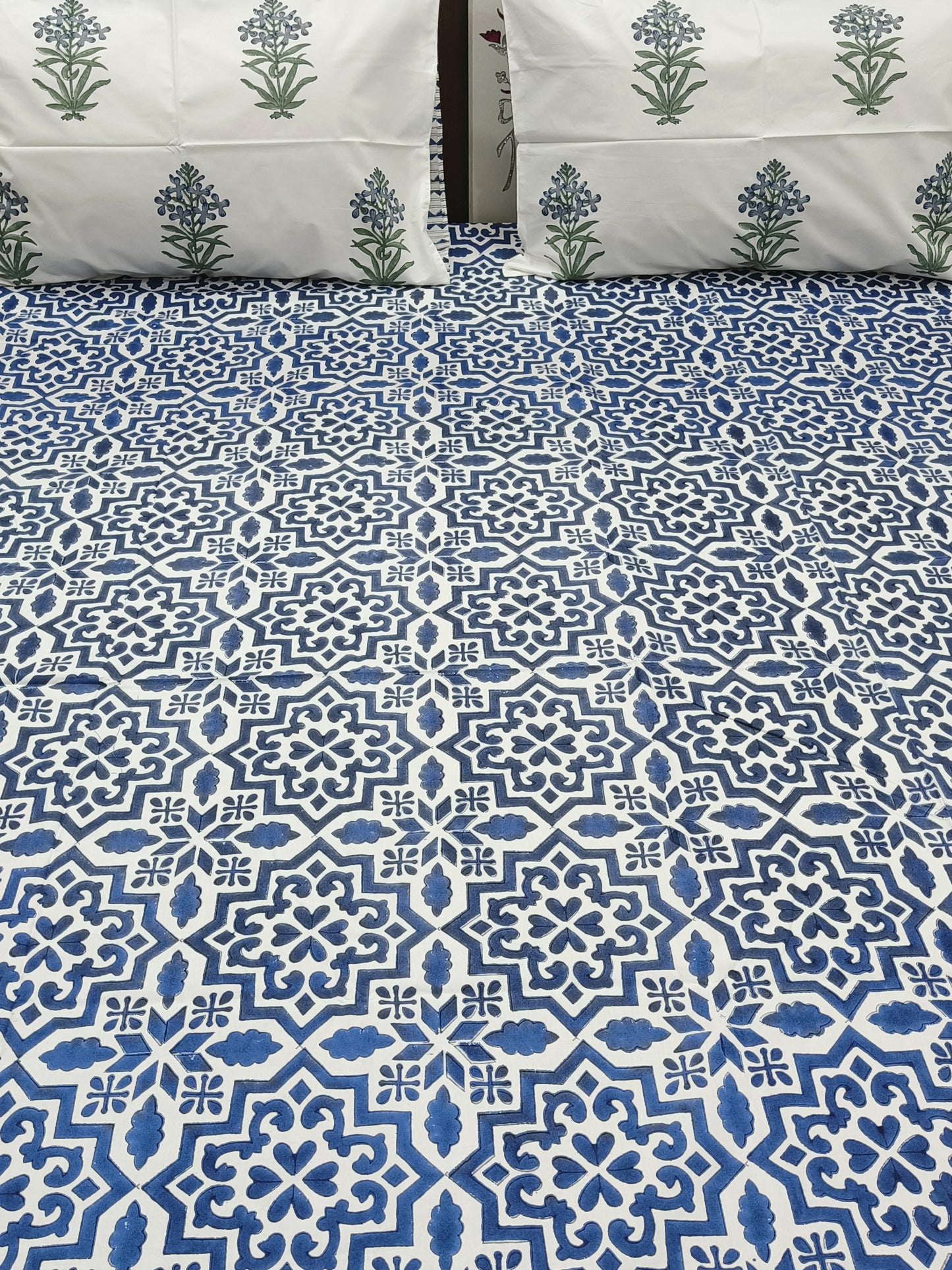 Bedsheet With King Size Pillow Cases