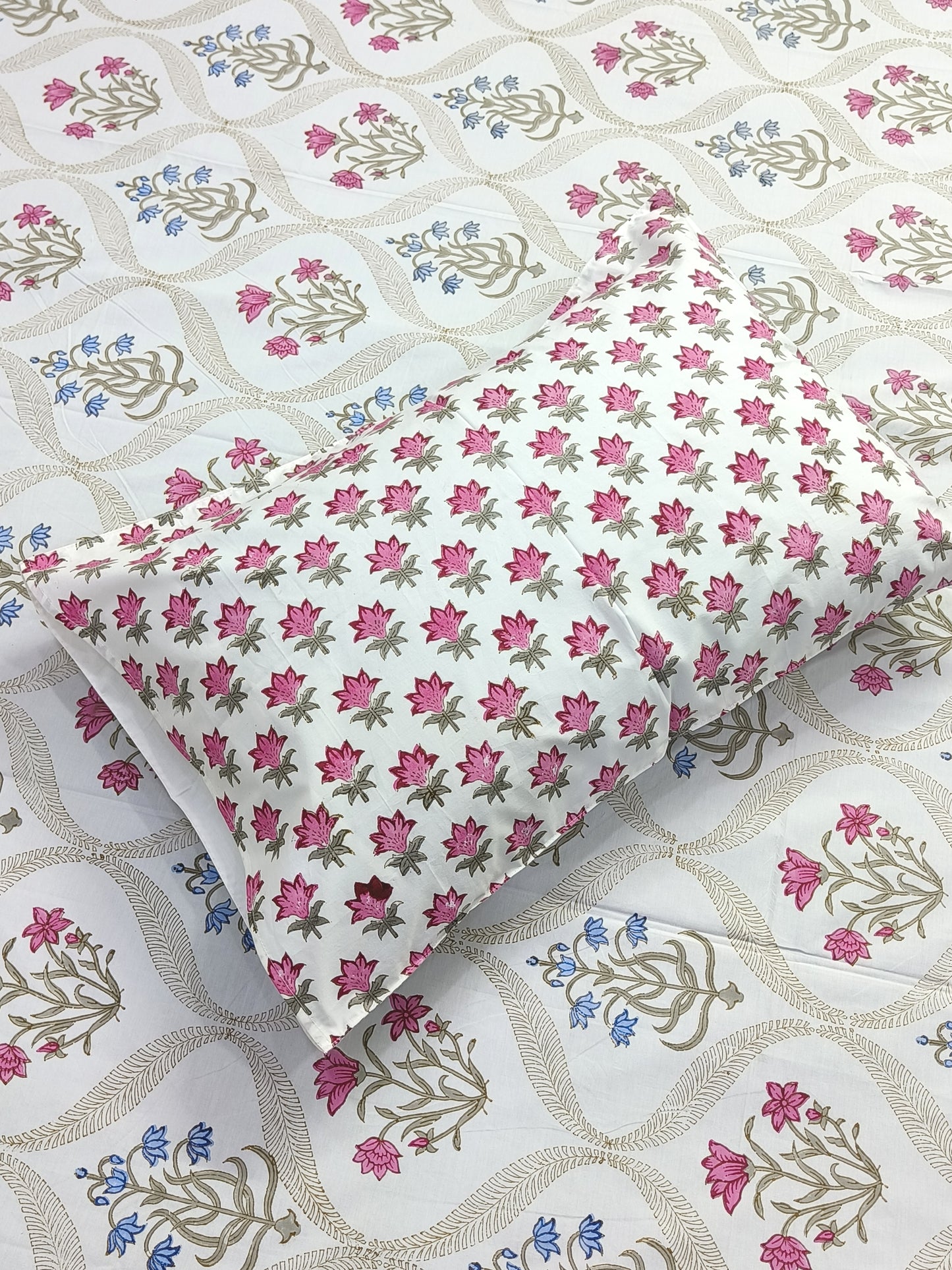 Bedsheet With King Size Pillow Cases