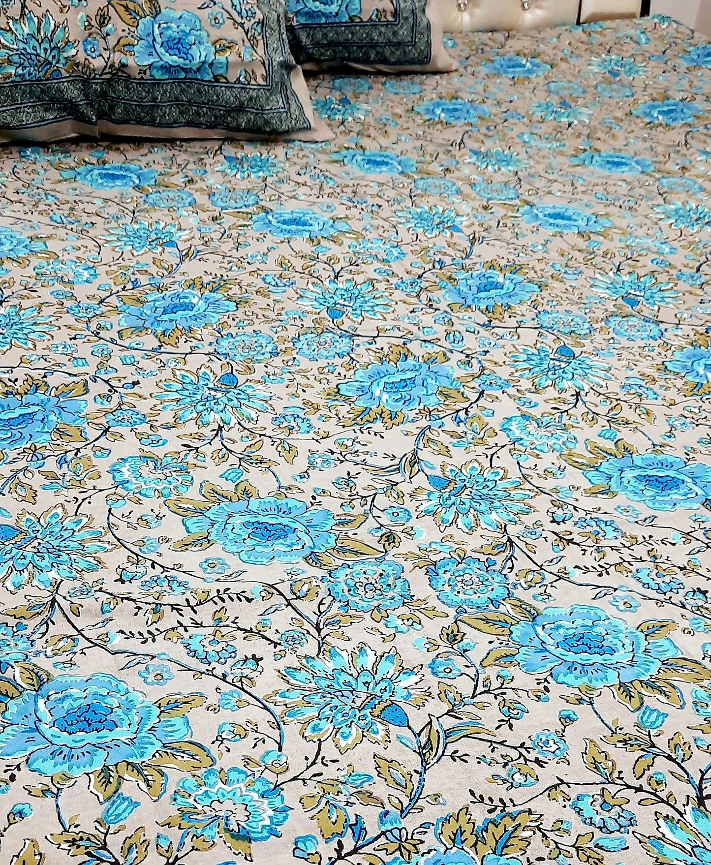 Bedsheet With King Size Pillow Cases