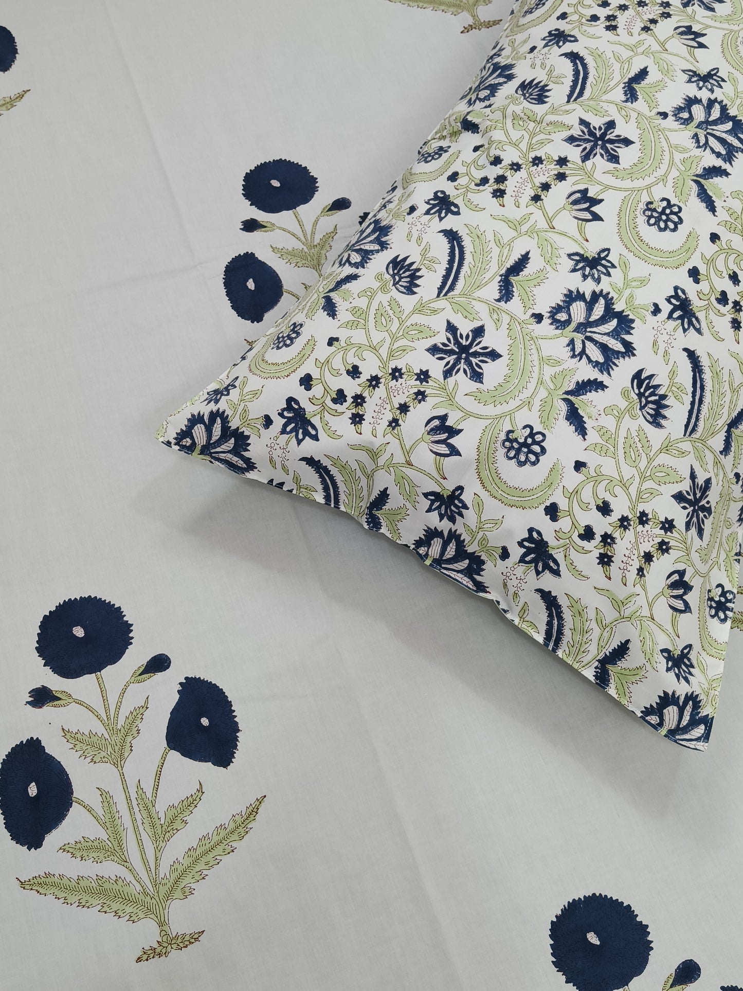 Bedsheet With King Size Pillow Cases