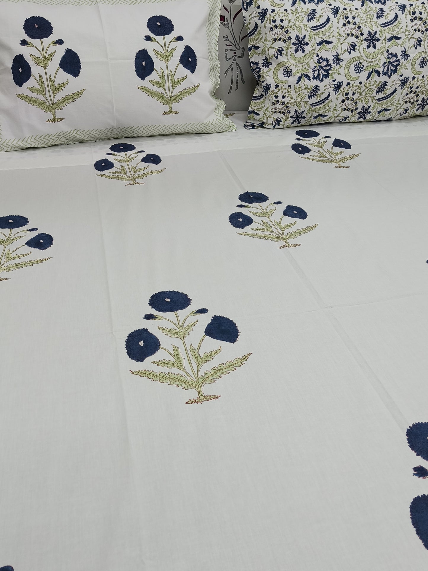 Bedsheet With King Size Pillow Cases