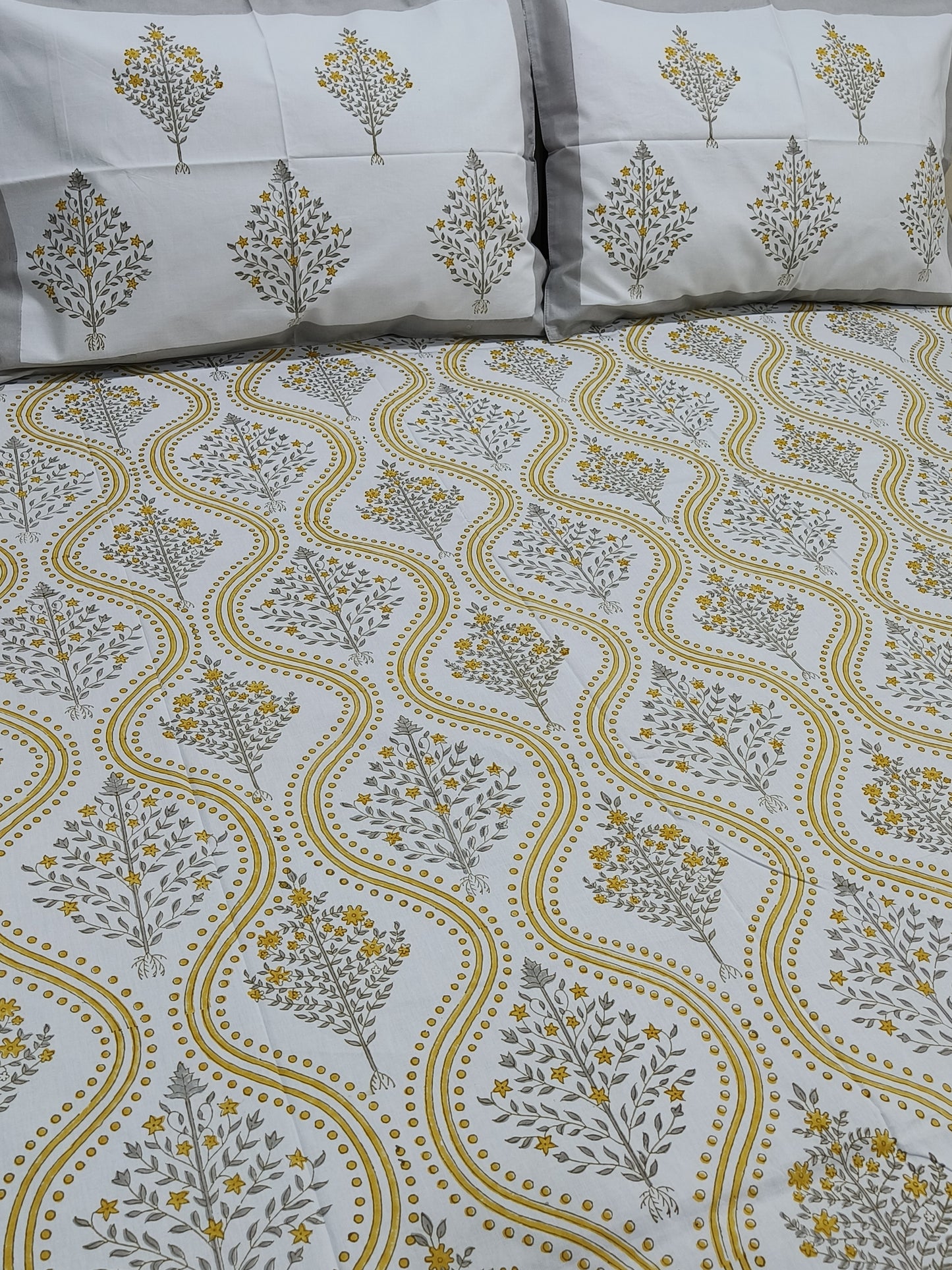 Bedsheet With King Size Pillow Cases