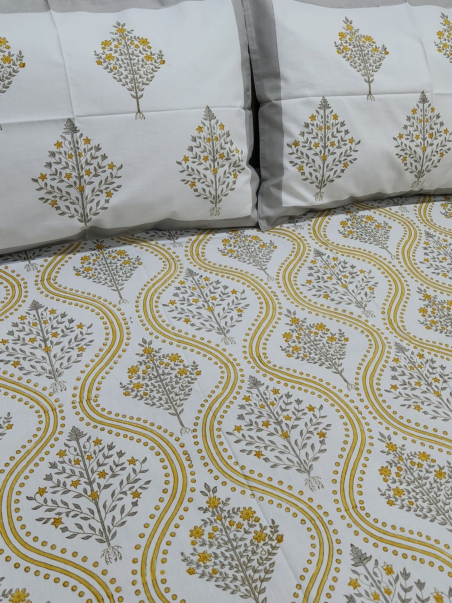 Bedsheet With King Size Pillow Cases
