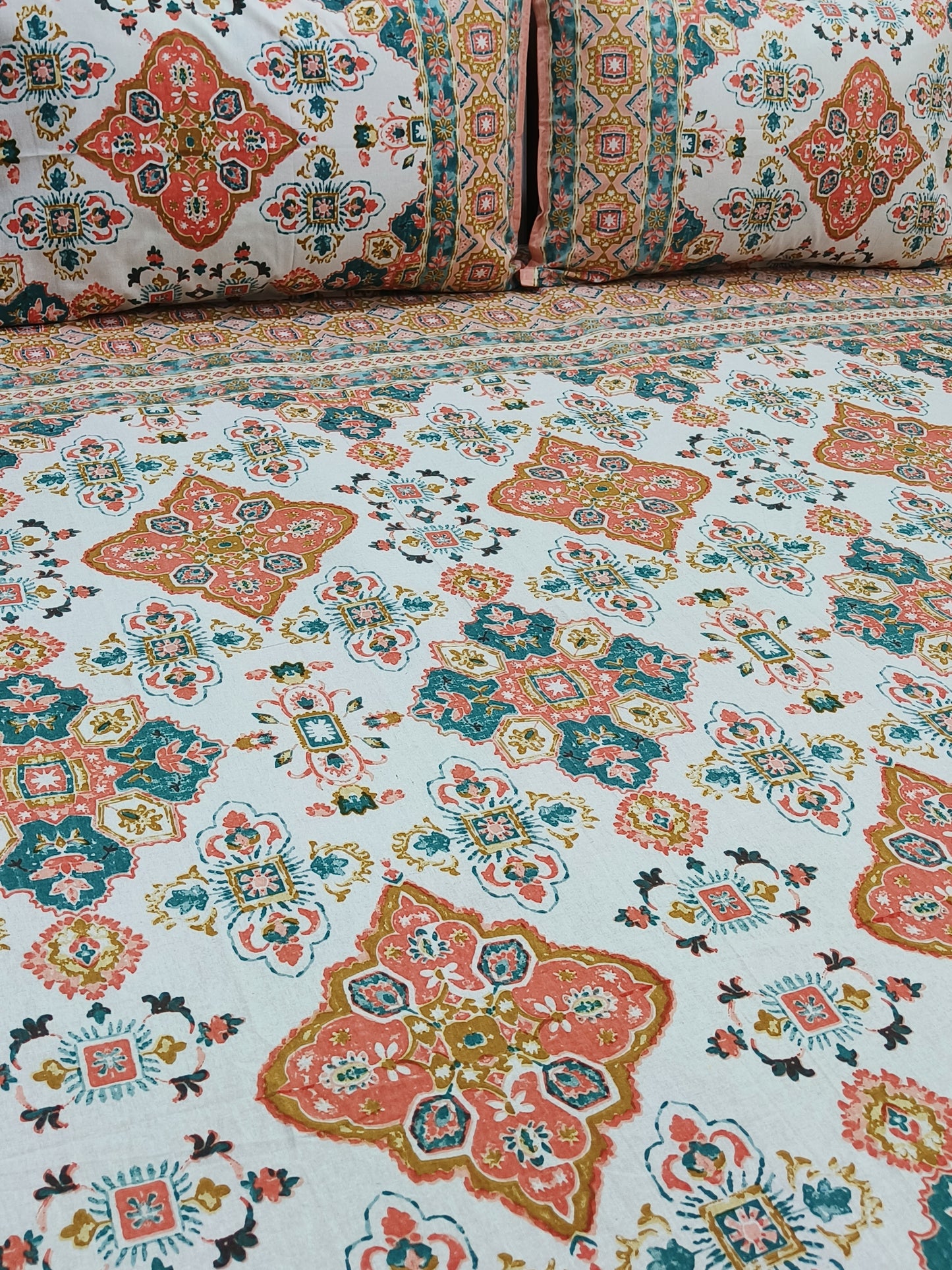 Bedsheet With King Size Pillow Cases