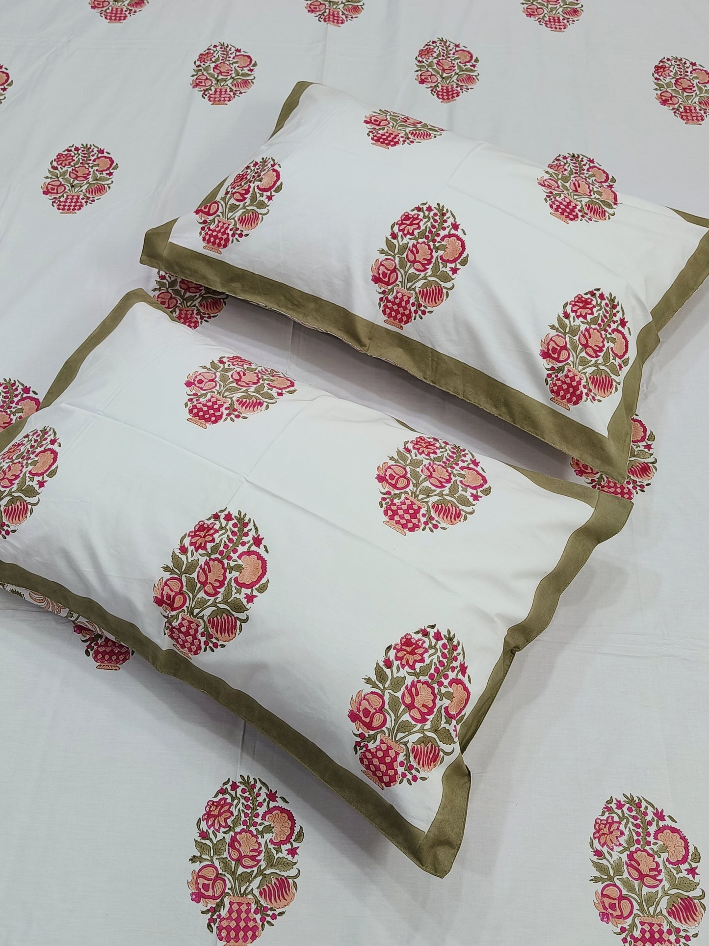 Bedsheet With King Size Pillow Cases