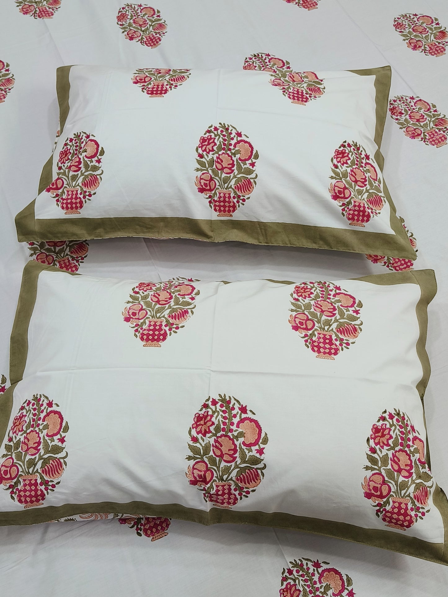 Bedsheet With King Size Pillow Cases