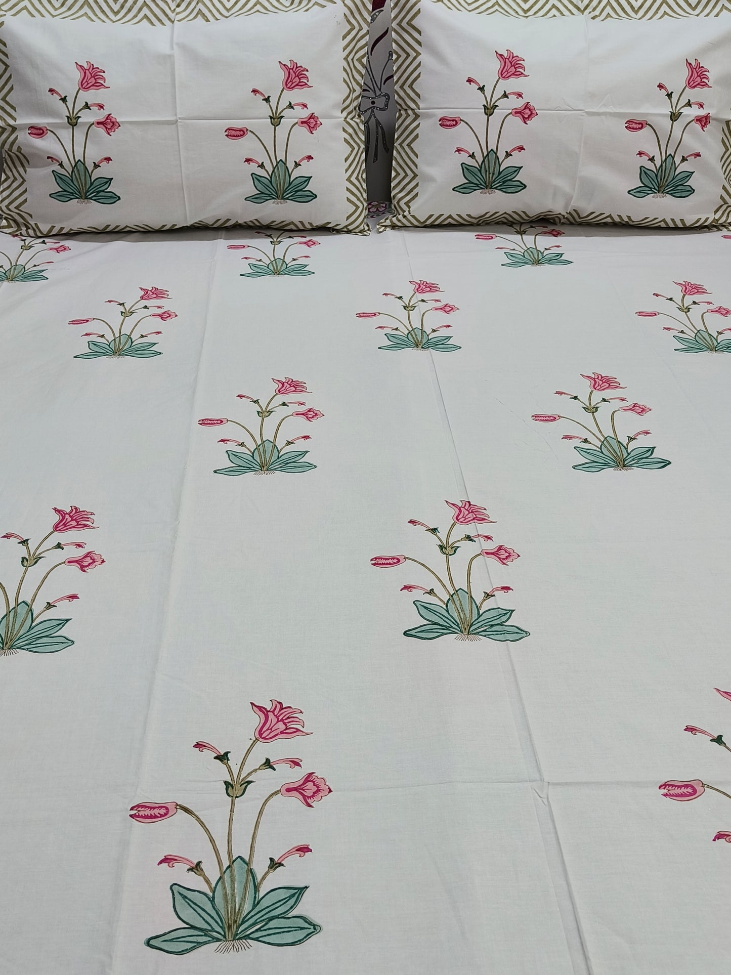 Bedsheet With King Size Pillow Cases