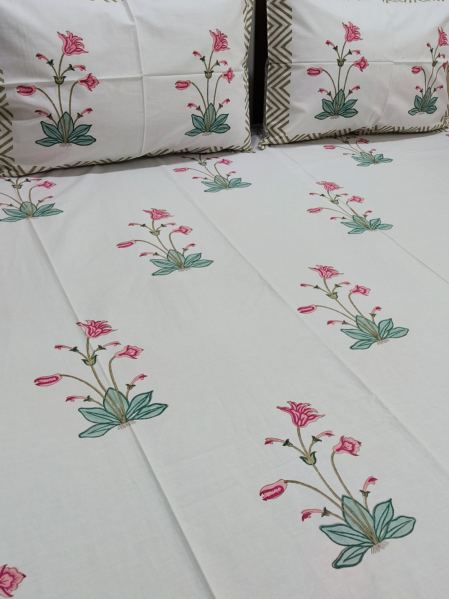 Bedsheet With King Size Pillow Cases