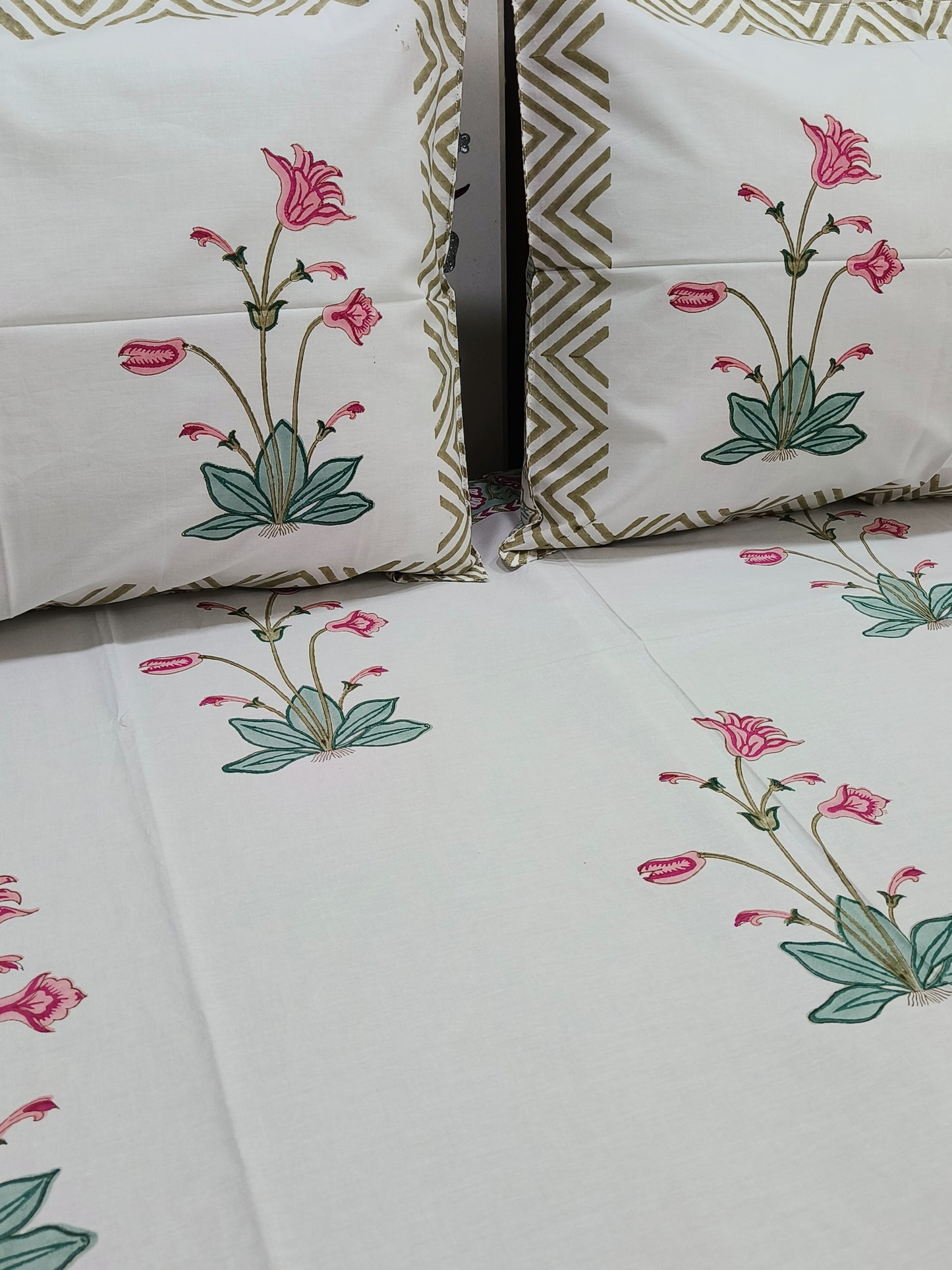 Bedsheet With King Size Pillow Cases
