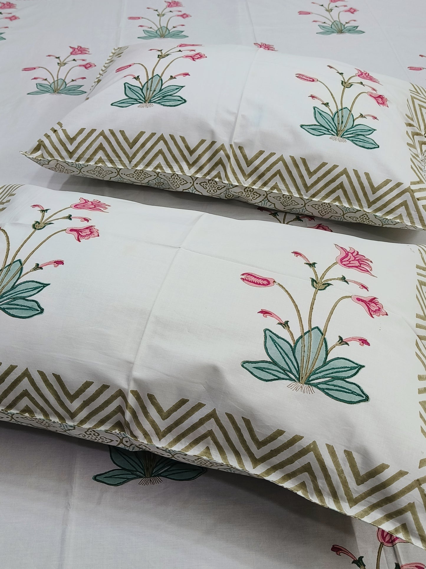 Bedsheet With King Size Pillow Cases