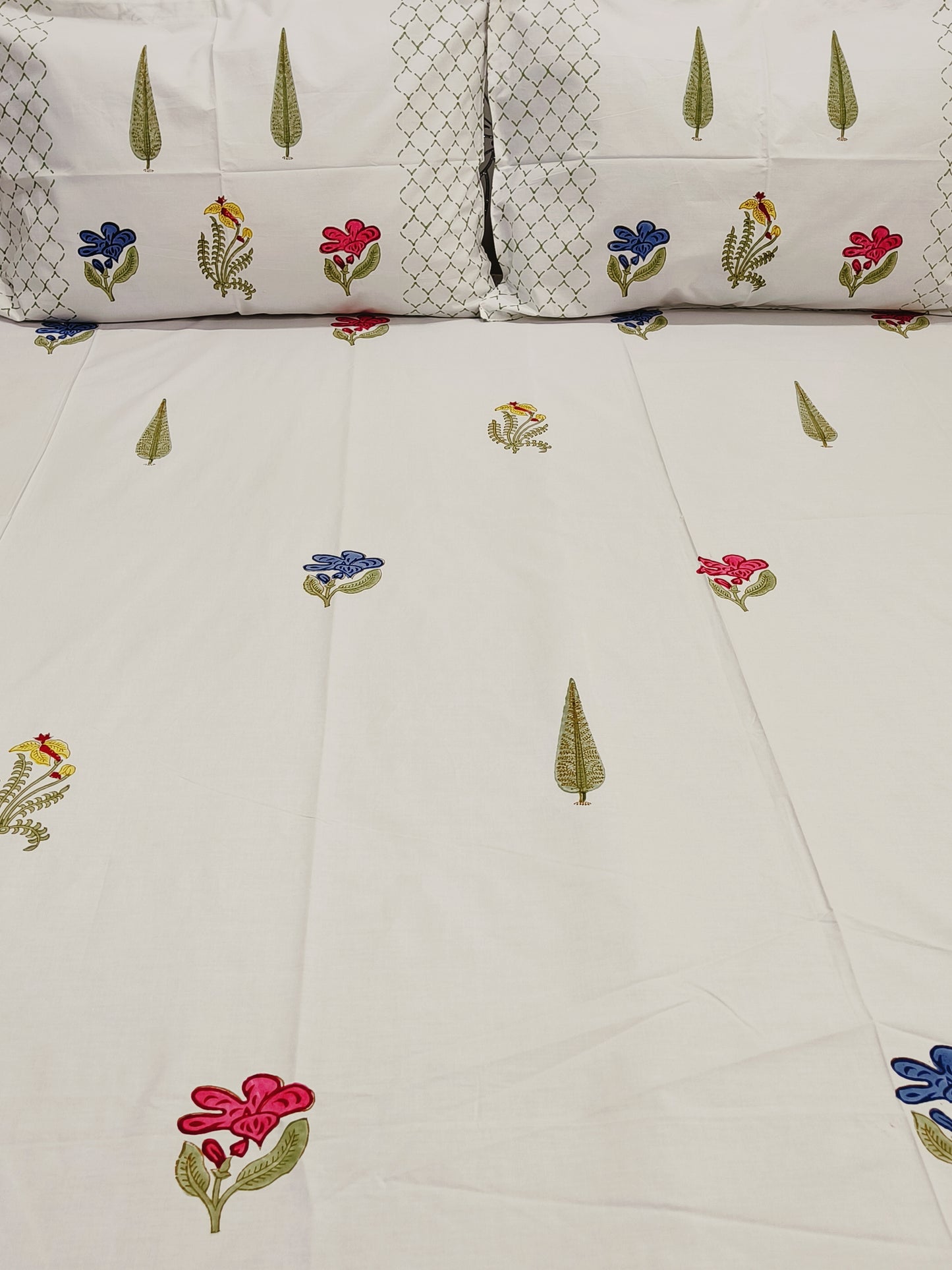 Bedsheet With King Size Pillow Cases