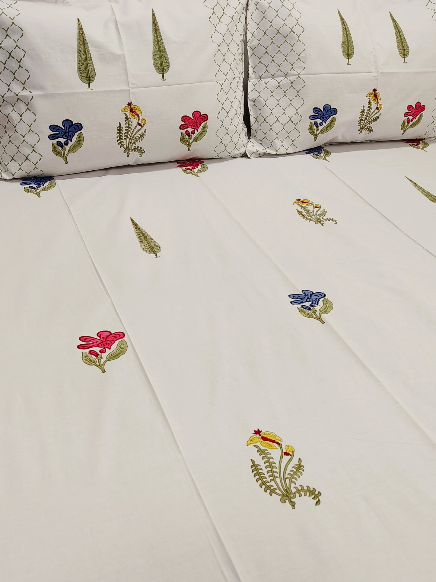 Bedsheet With King Size Pillow Cases