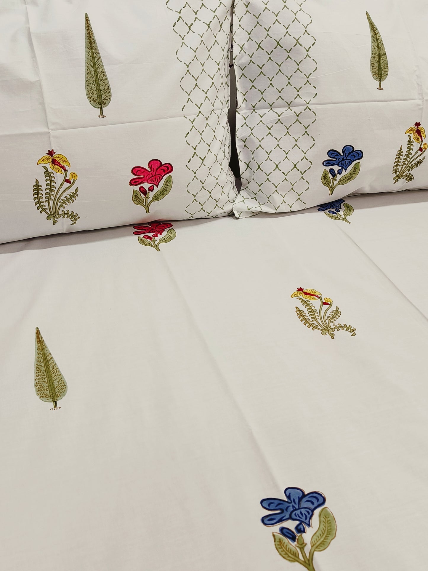 Bedsheet With King Size Pillow Cases