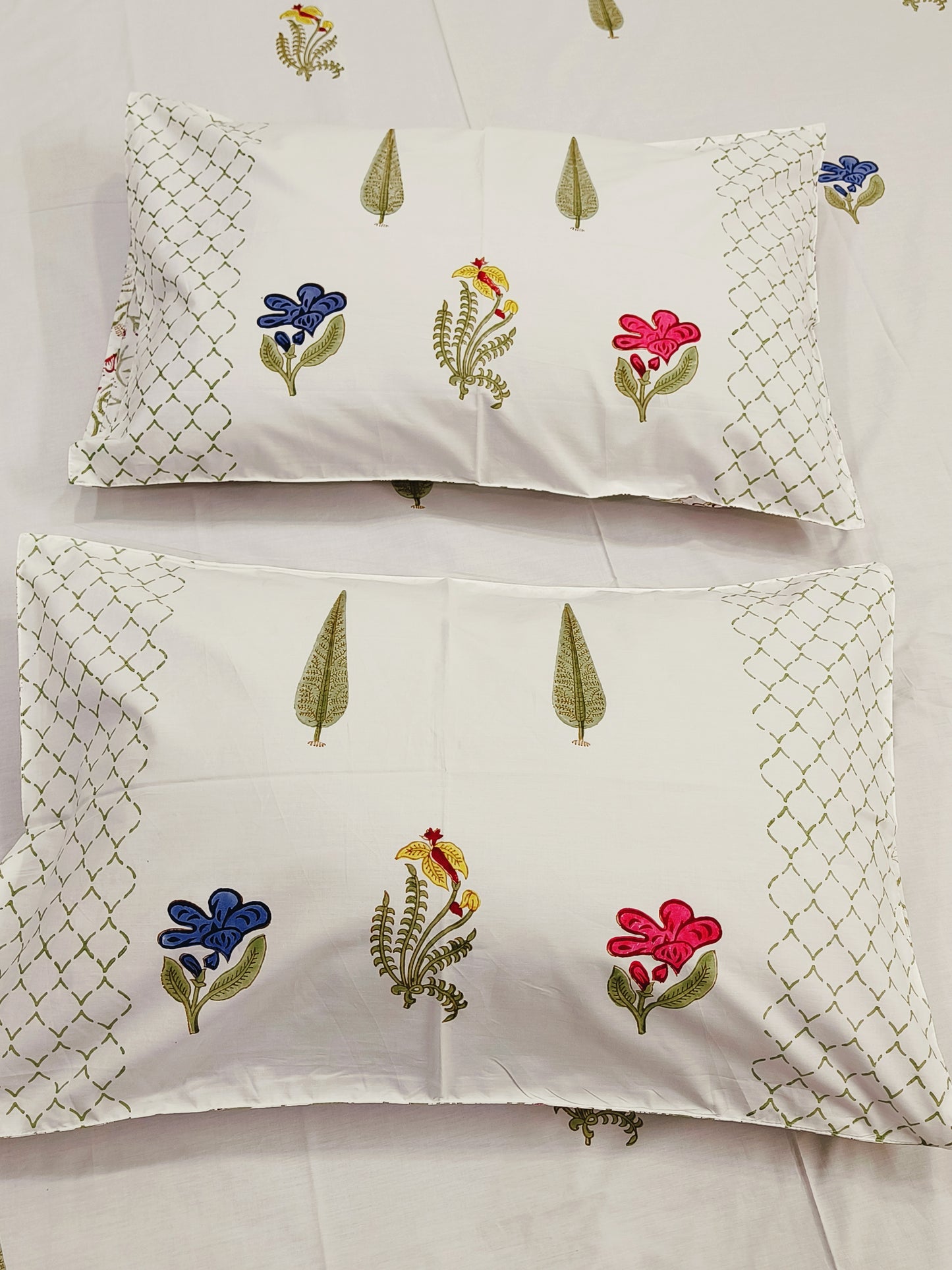 Bedsheet With King Size Pillow Cases