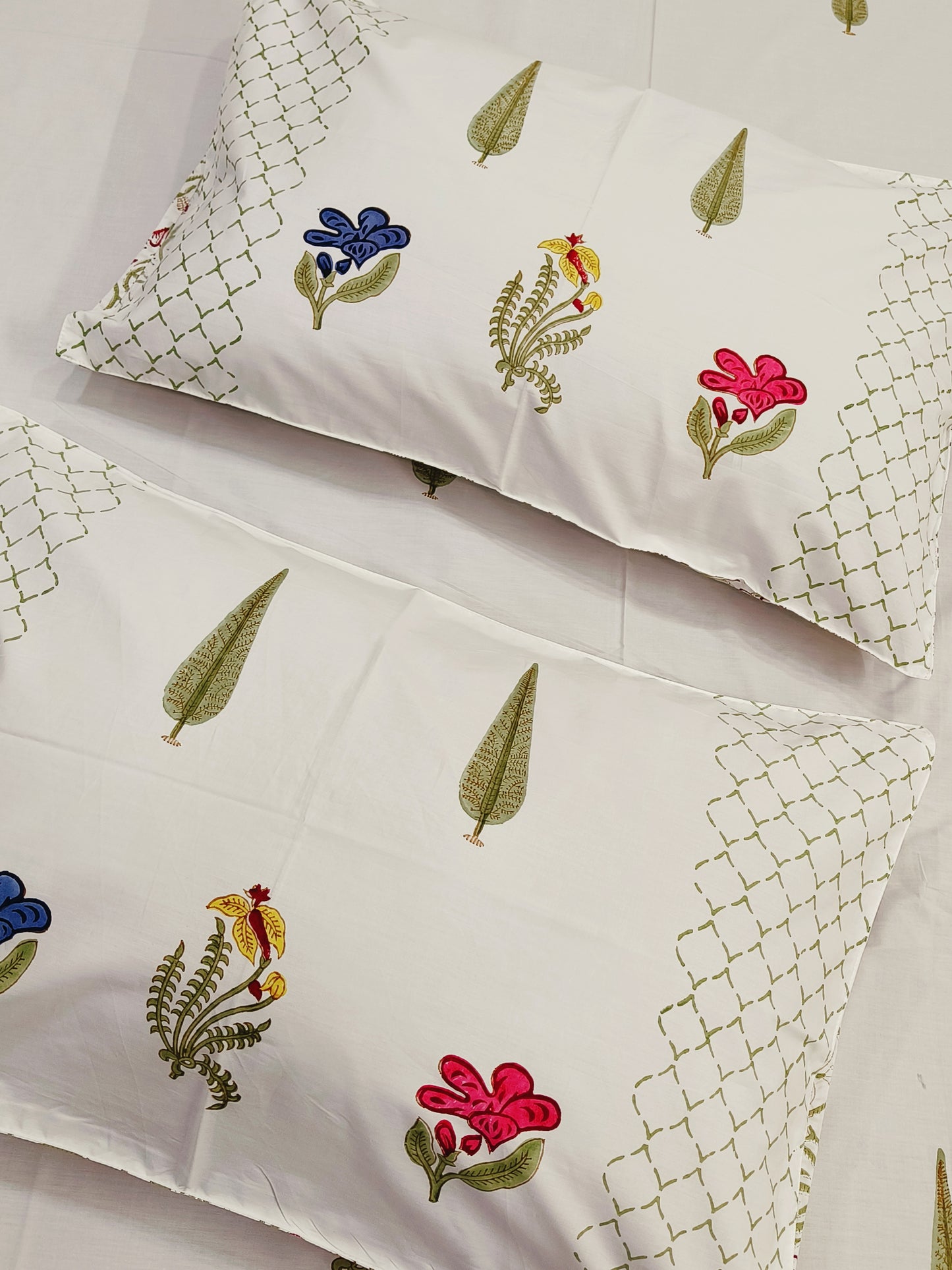 Bedsheet With King Size Pillow Cases