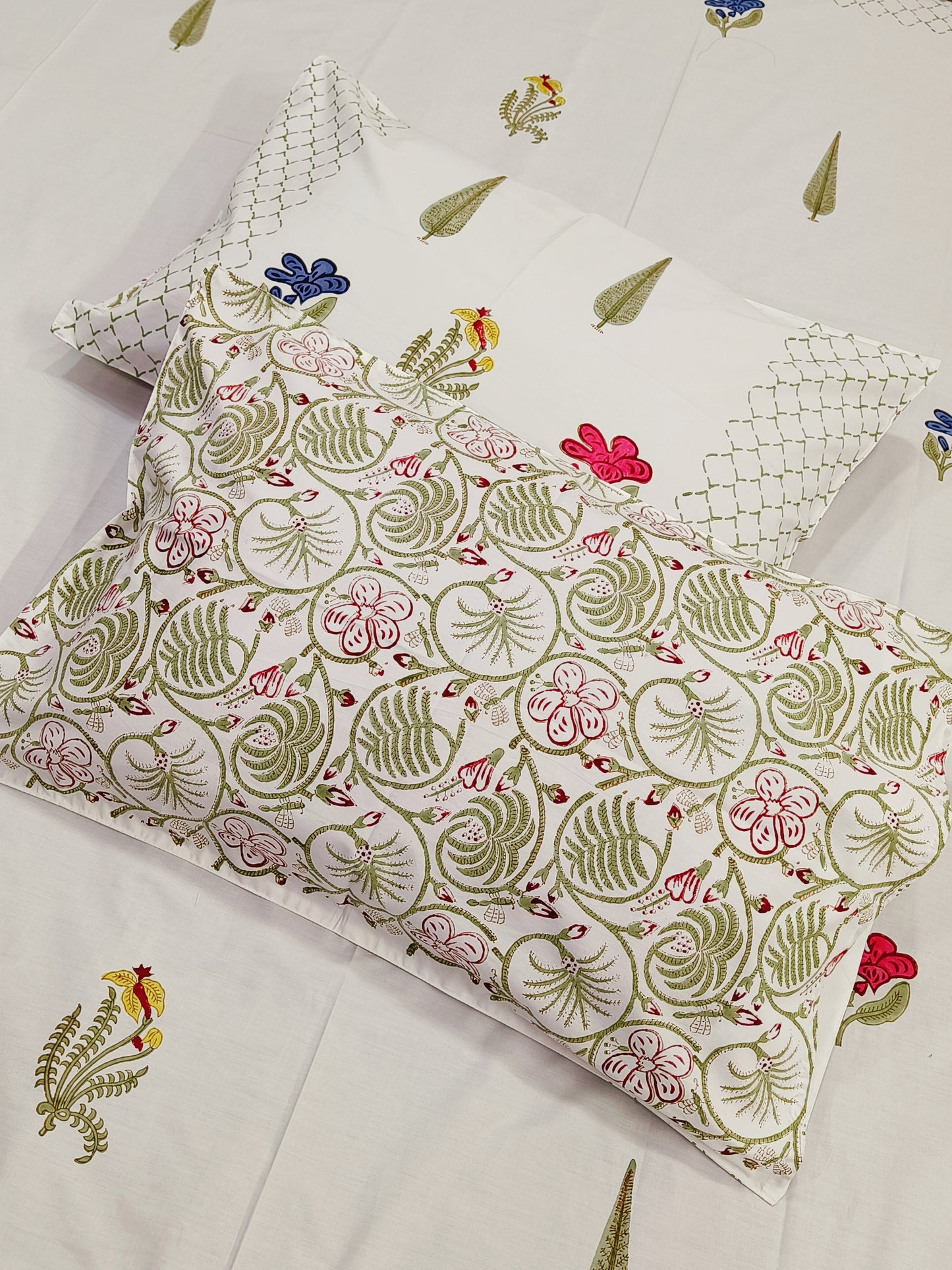 Bedsheet With King Size Pillow Cases