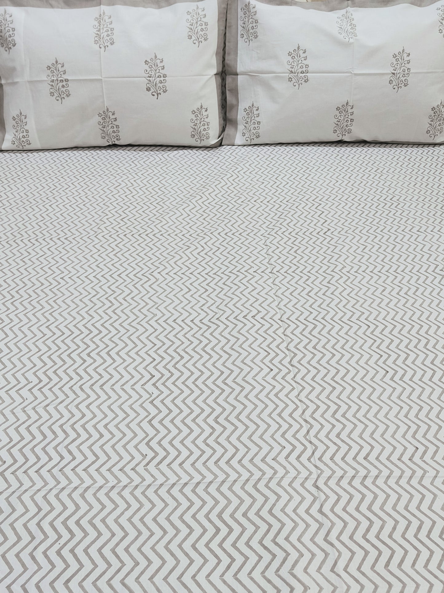 Bedsheet With King Size Pillow Cases