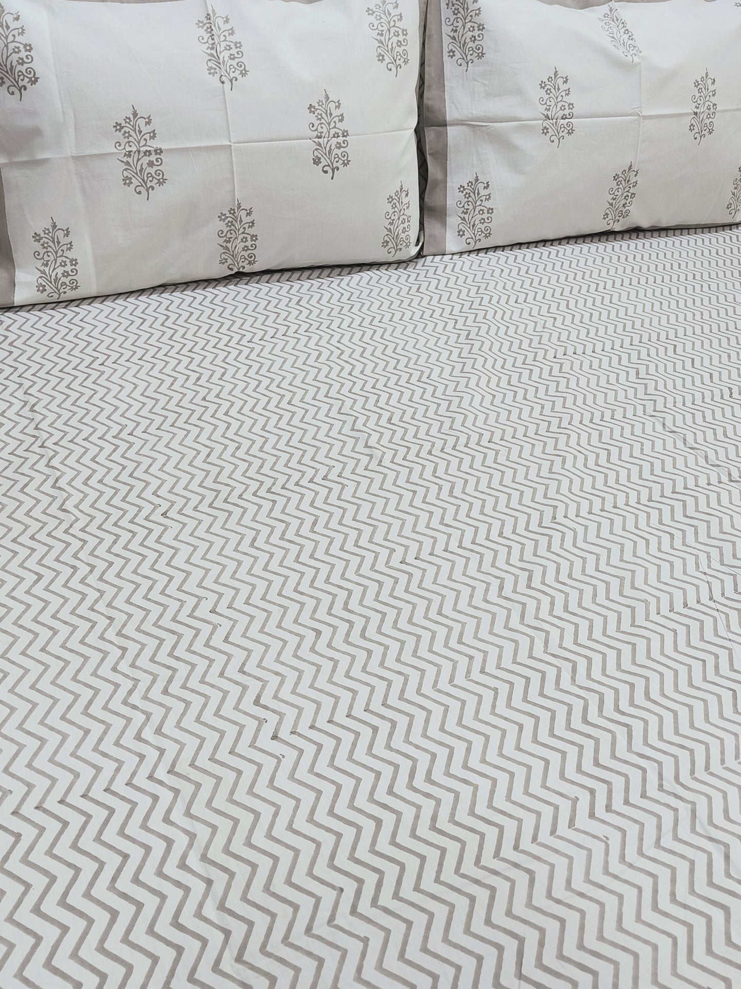 Bedsheet With King Size Pillow Cases
