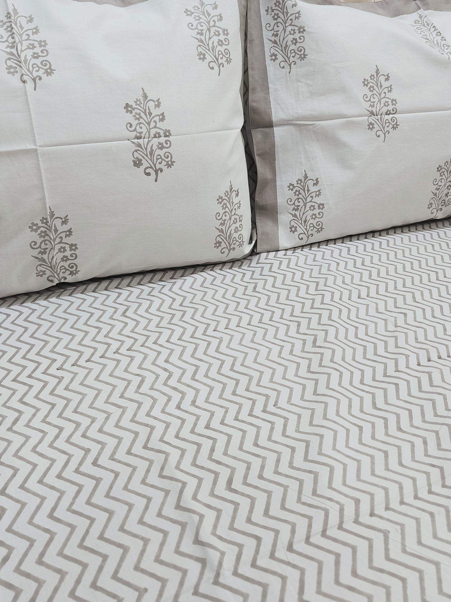 Bedsheet With King Size Pillow Cases