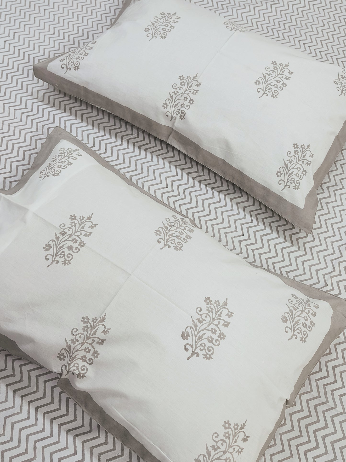 Bedsheet With King Size Pillow Cases