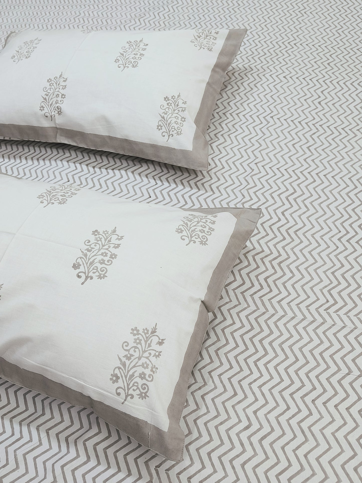 Bedsheet With King Size Pillow Cases