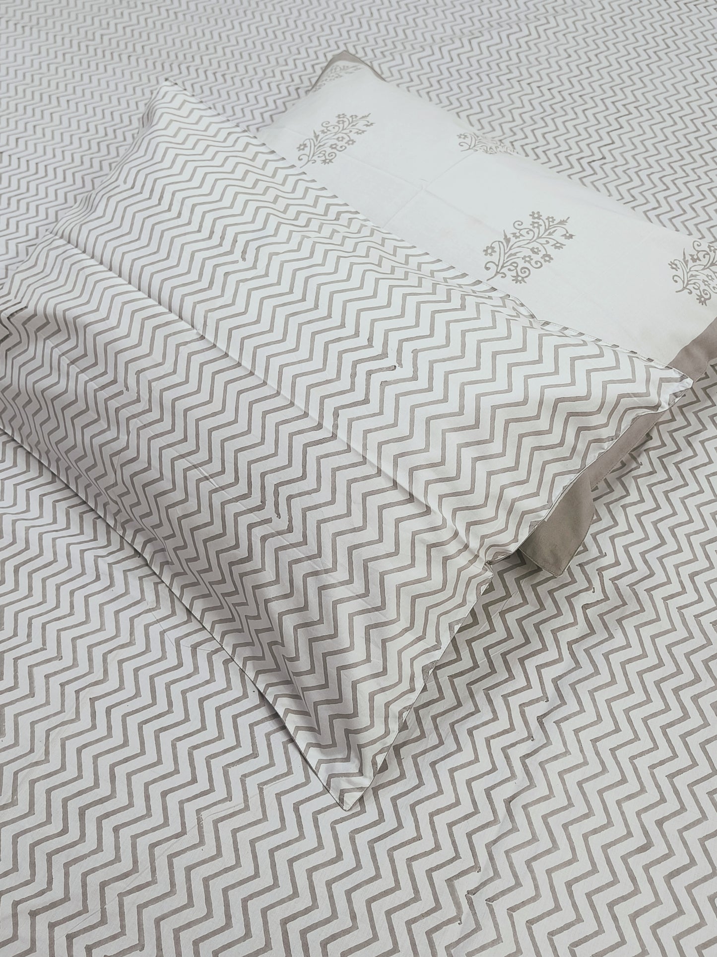 Bedsheet With King Size Pillow Cases