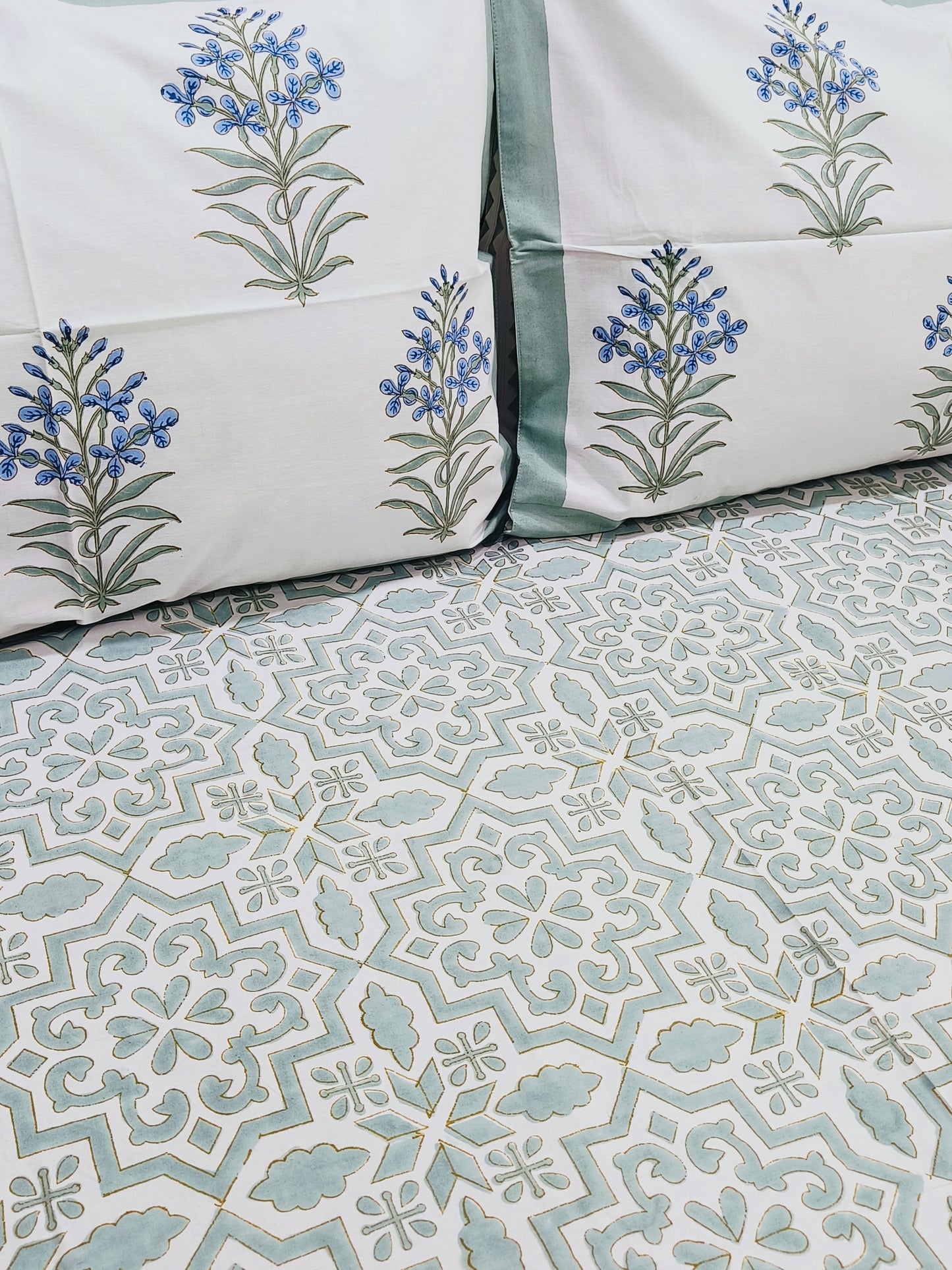 Bedsheet With King Size Pillow Cases