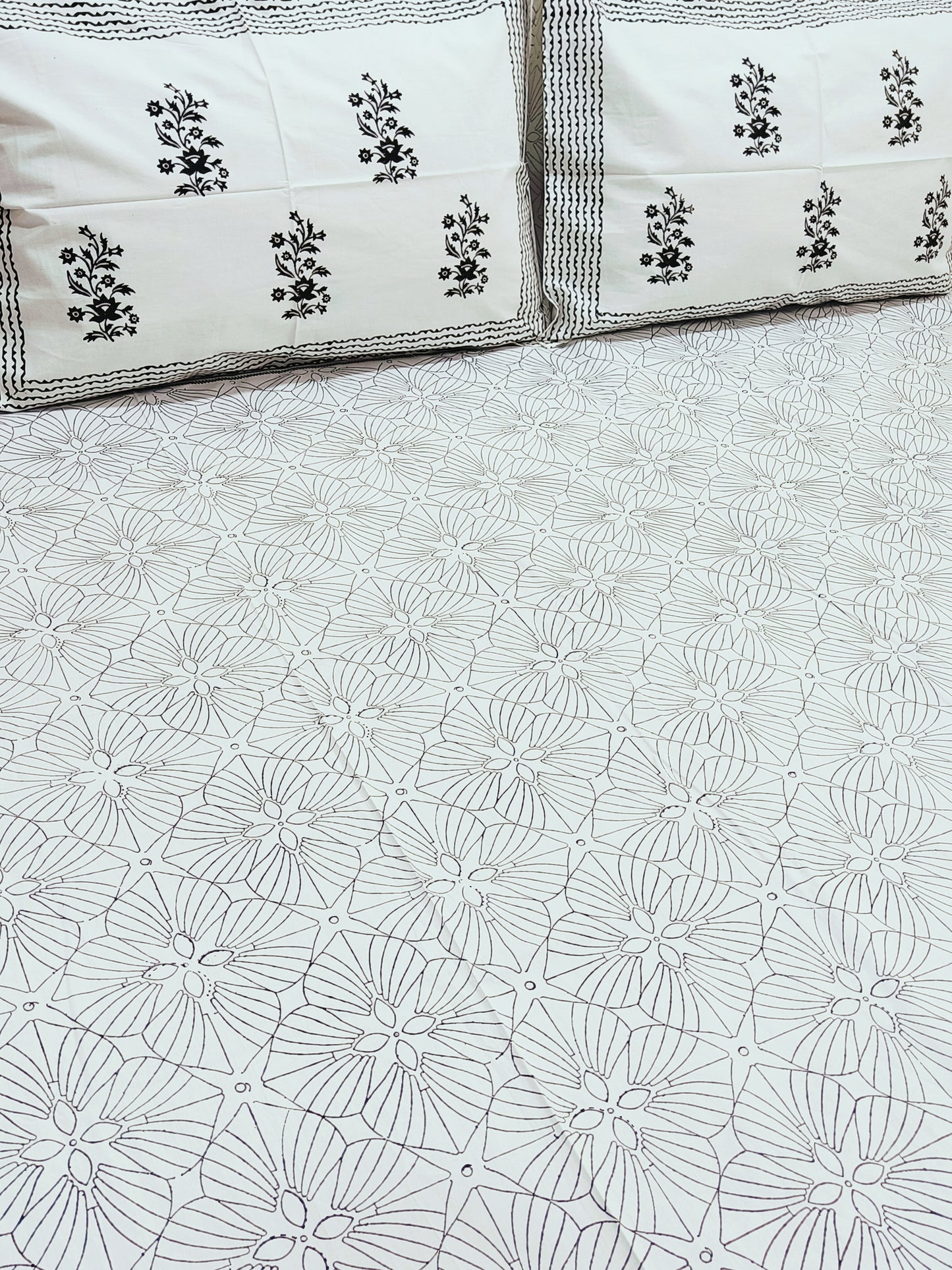 Bedsheet With King Size Pillow Cases