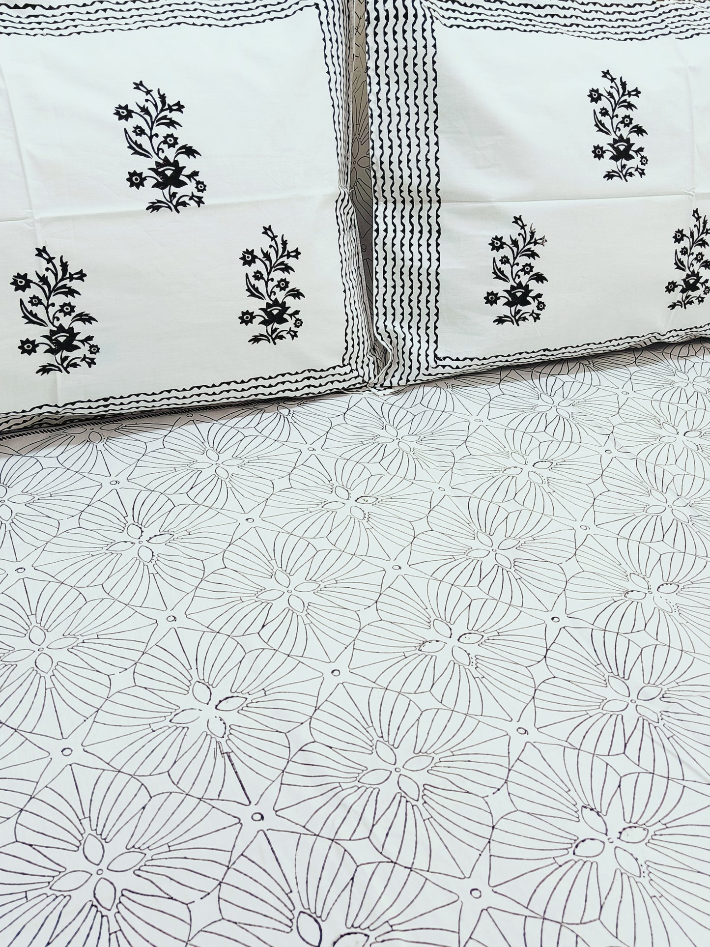 Bedsheet With King Size Pillow Cases