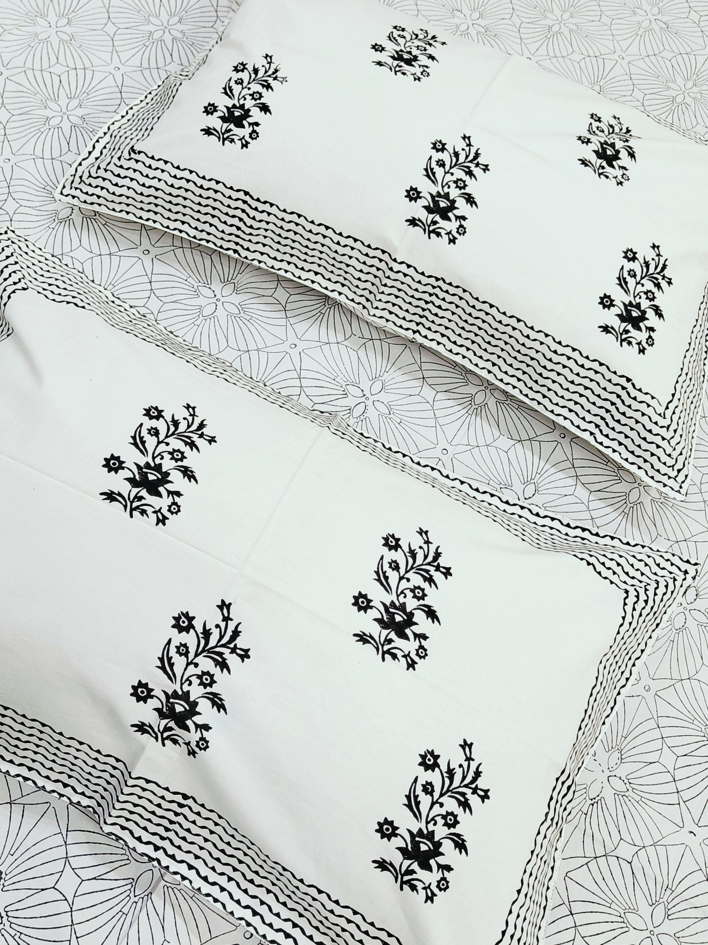 Bedsheet With King Size Pillow Cases