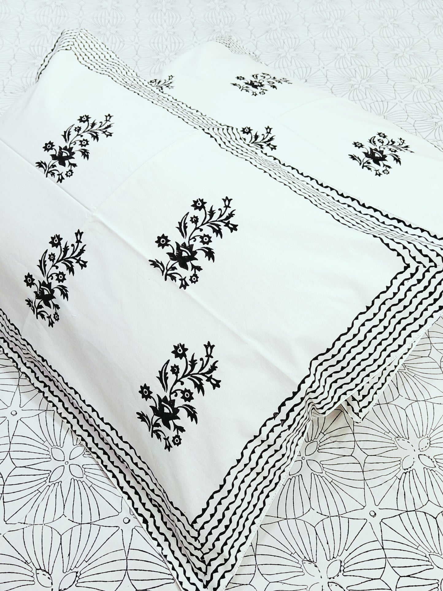 Bedsheet With King Size Pillow Cases