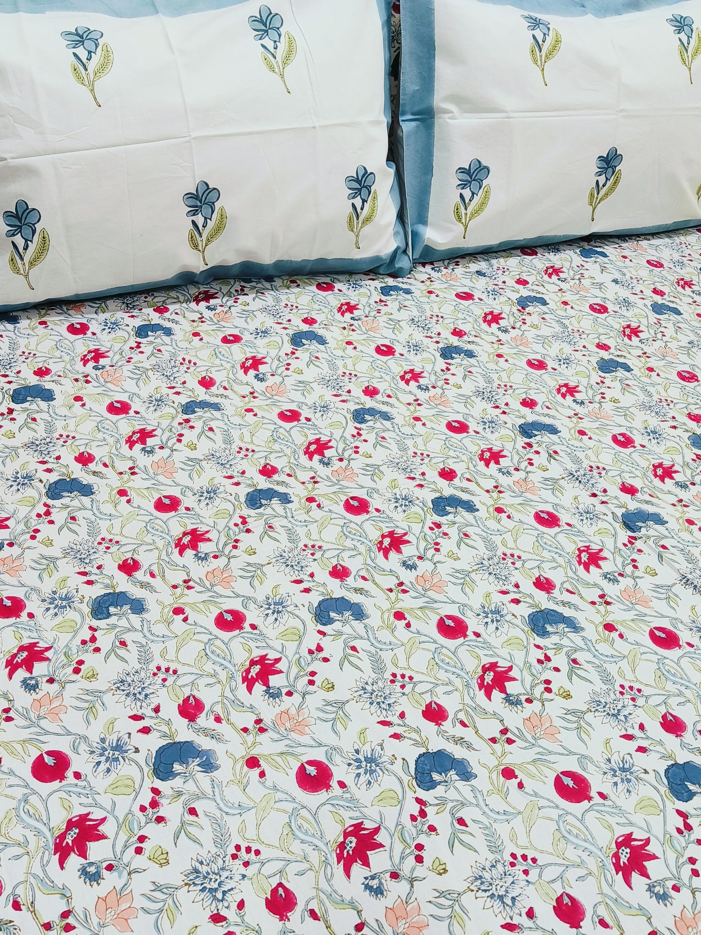 Bedsheet With King Size Pillow Cases