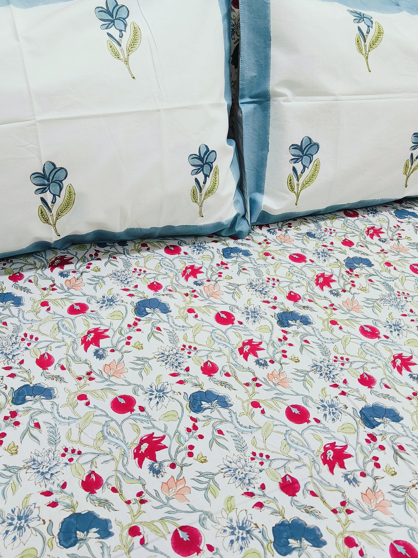 Bedsheet With King Size Pillow Cases