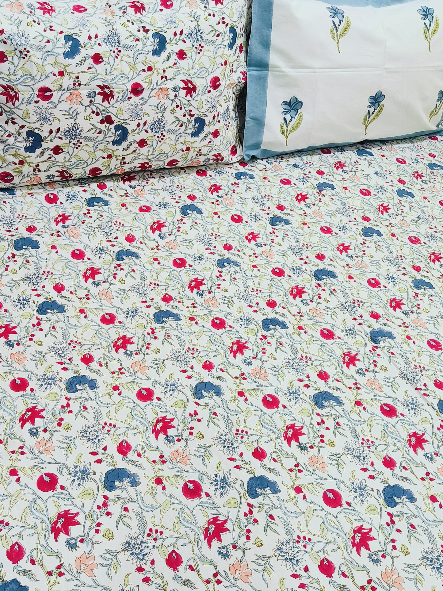 Bedsheet With King Size Pillow Cases