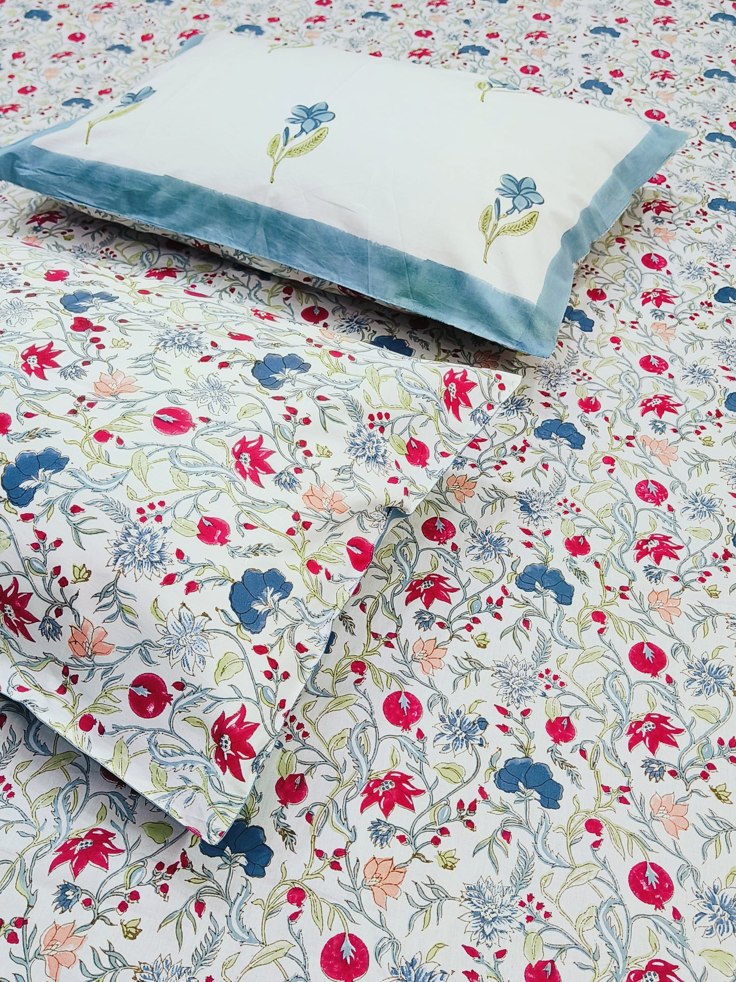 Bedsheet With King Size Pillow Cases