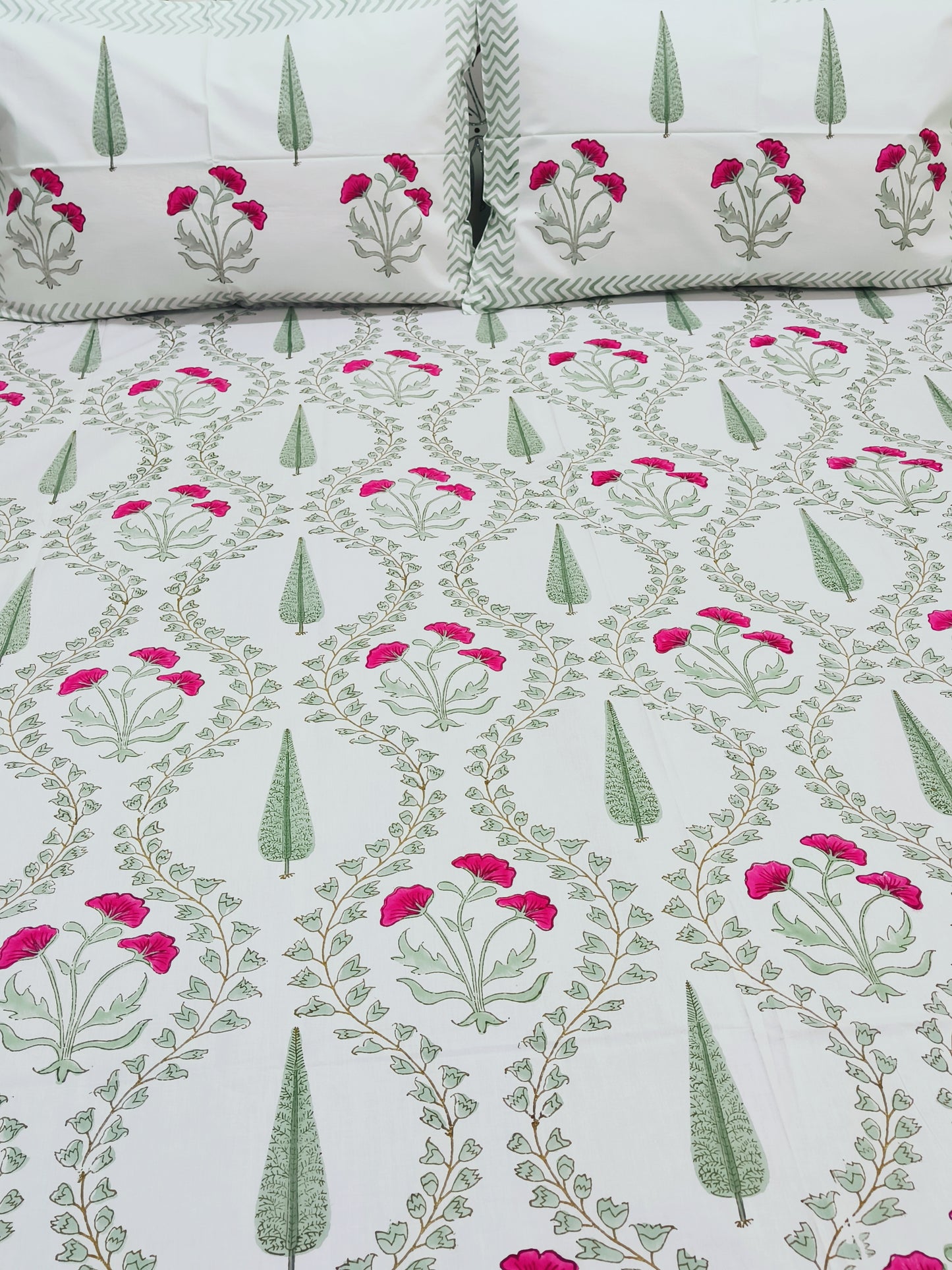 Bedsheet With King Size Pillow Cases