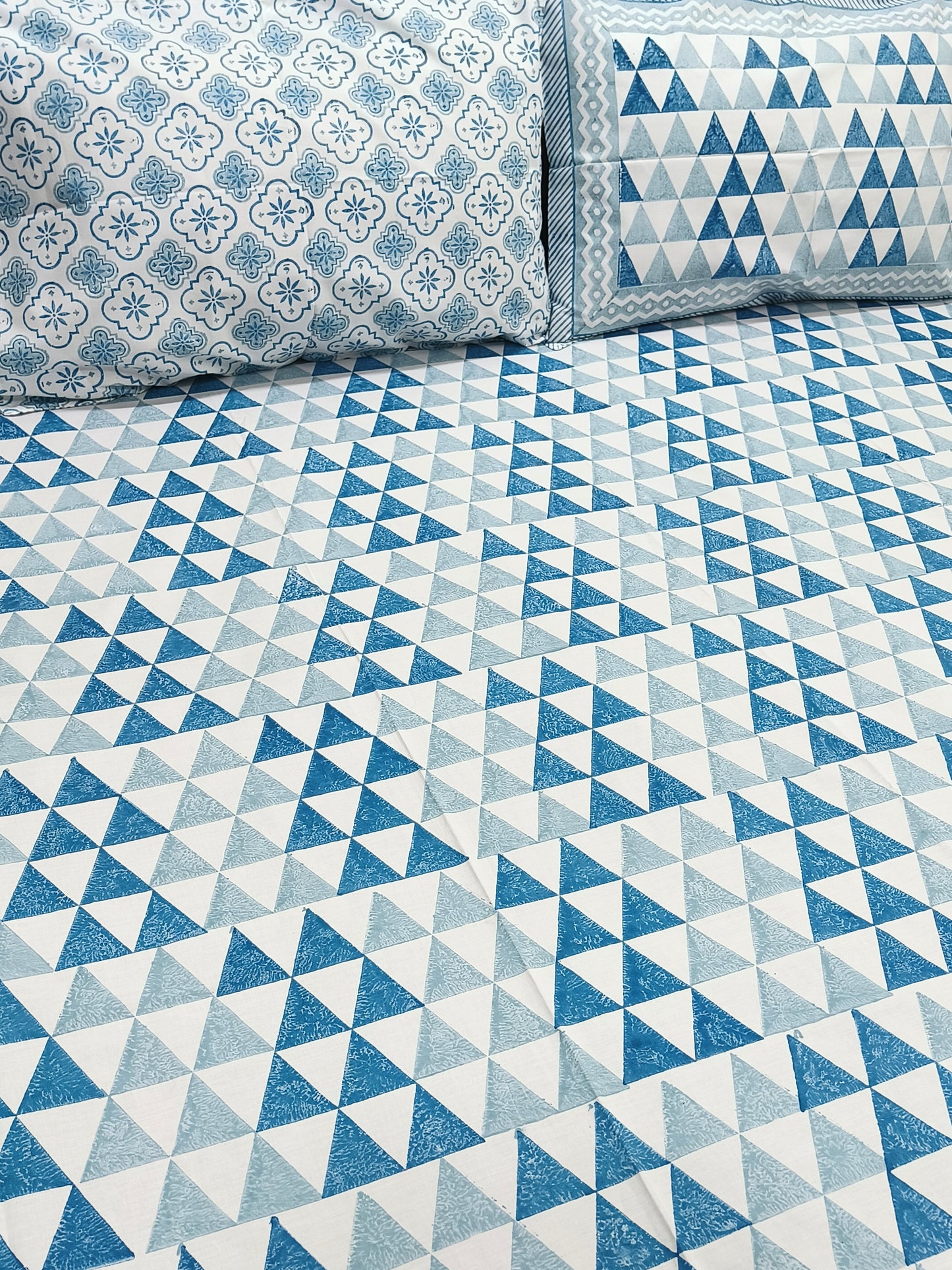 Bedsheet With King Size Pillow Cases