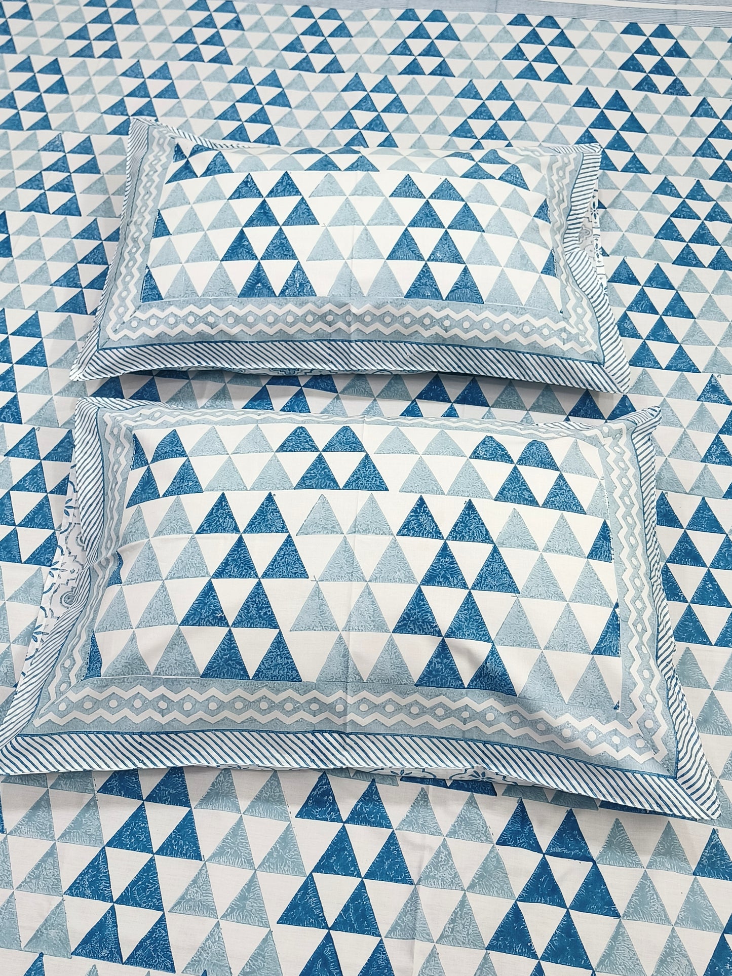 Bedsheet With King Size Pillow Cases
