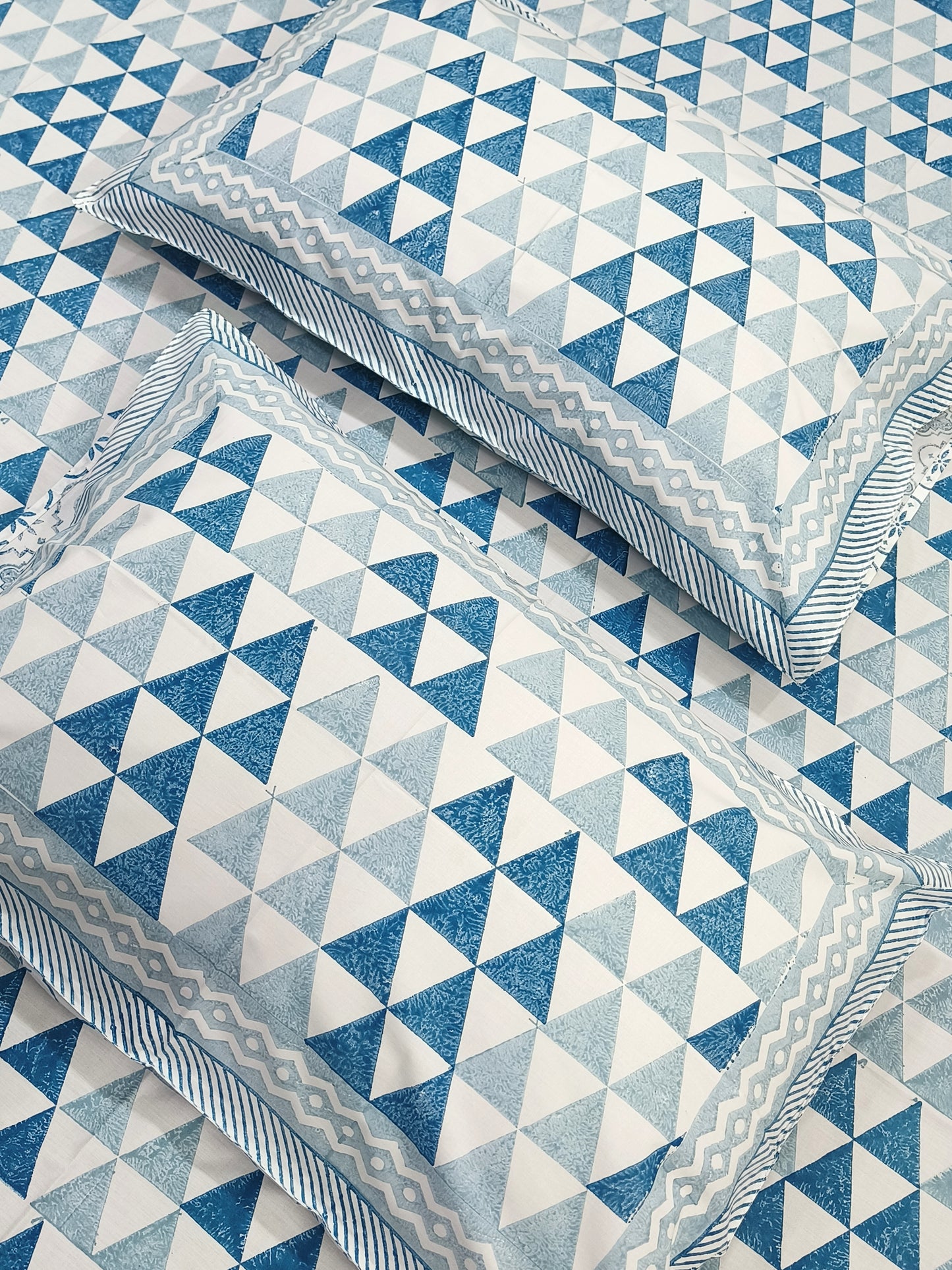 Bedsheet With King Size Pillow Cases
