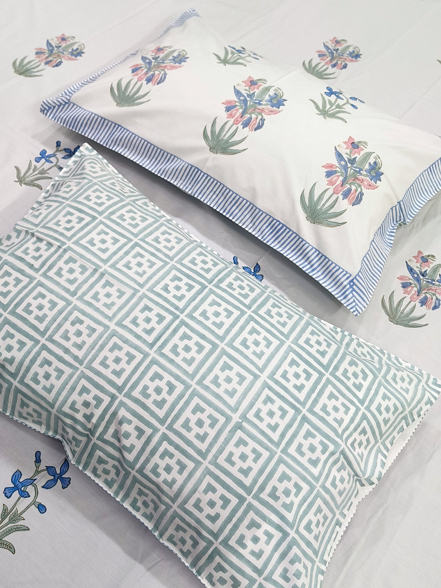 Bedsheet With King Size Pillow Cases
