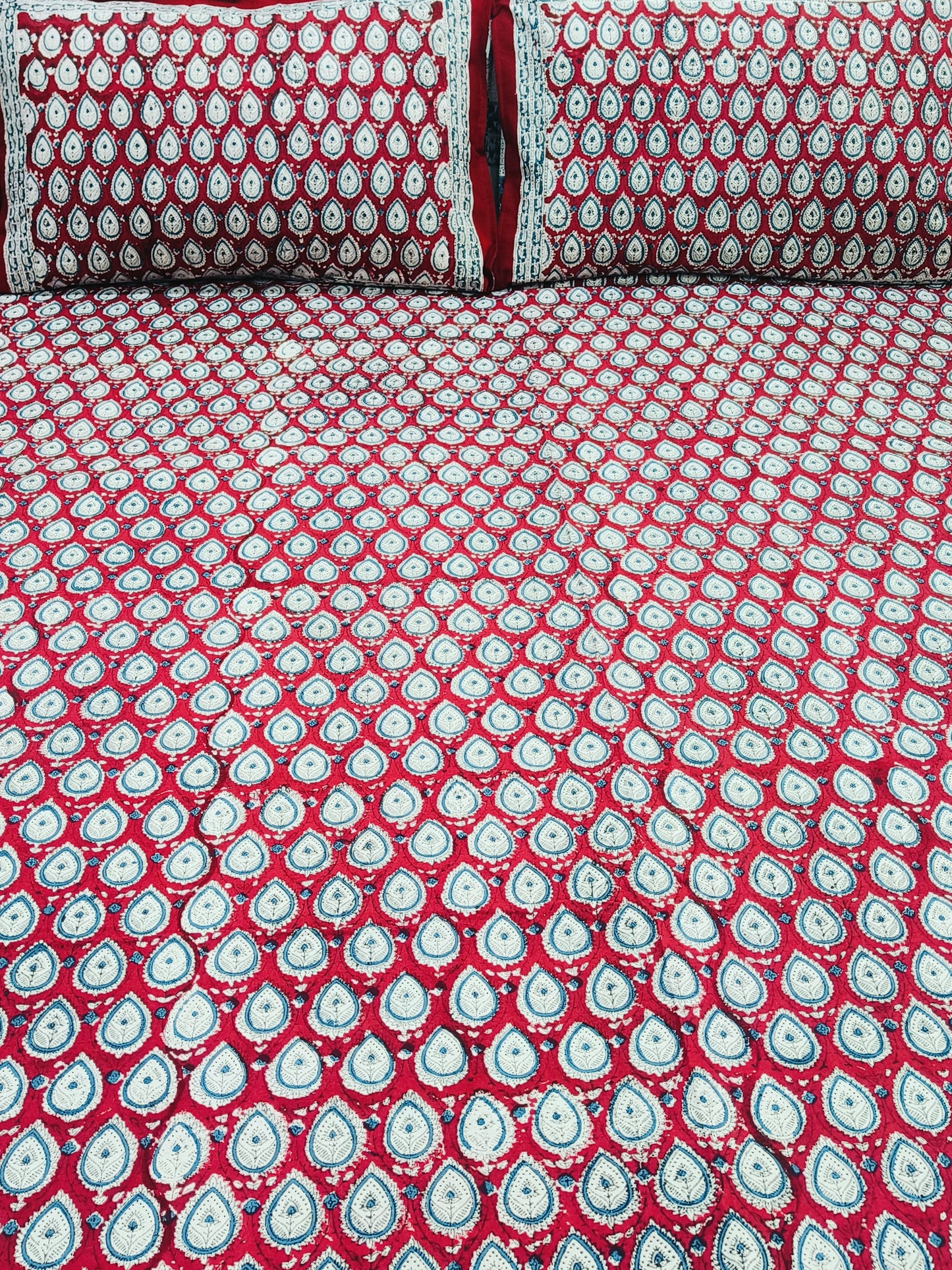 Bedsheet With King Size Pillow Cases