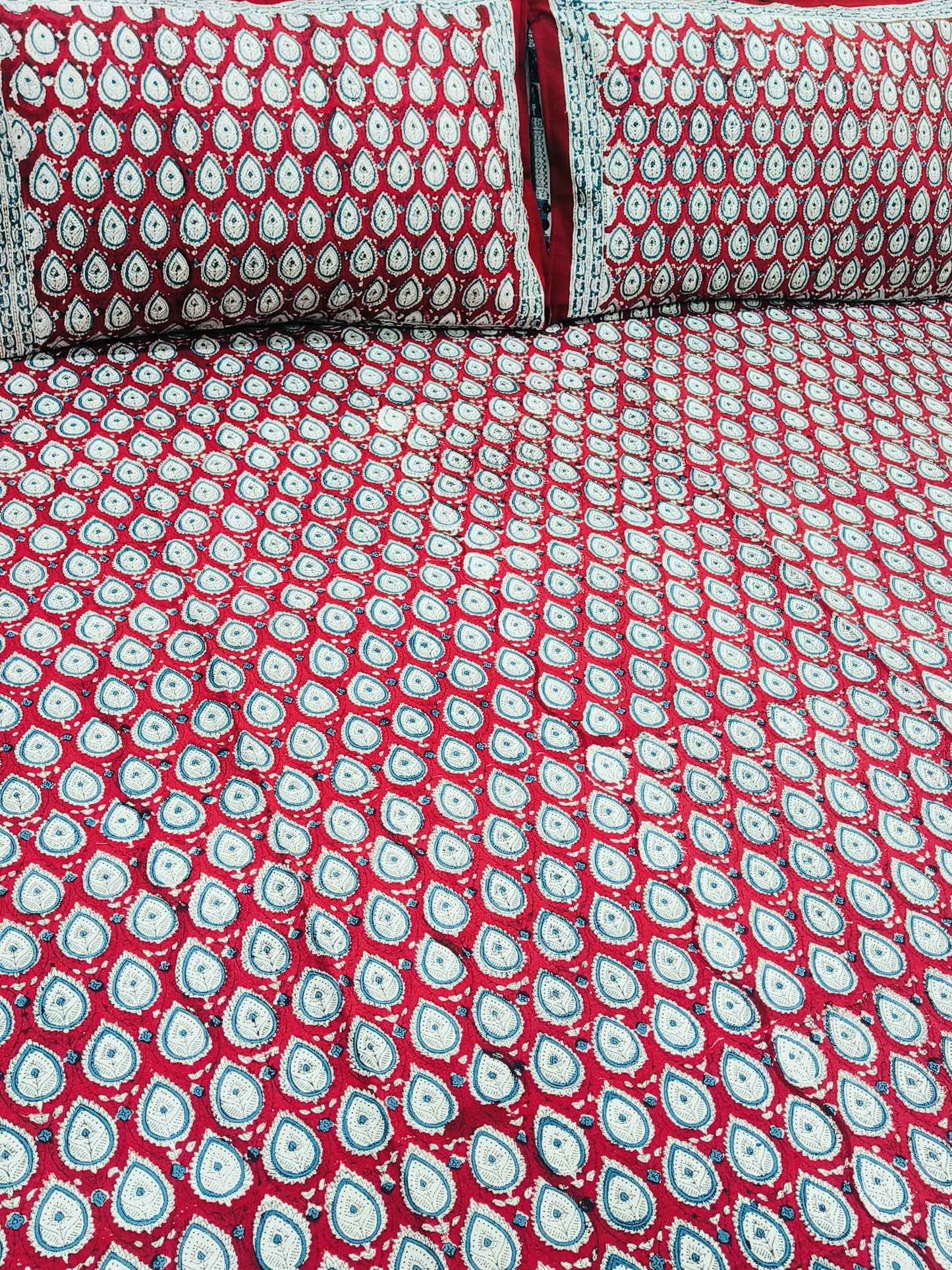 Bedsheet With King Size Pillow Cases