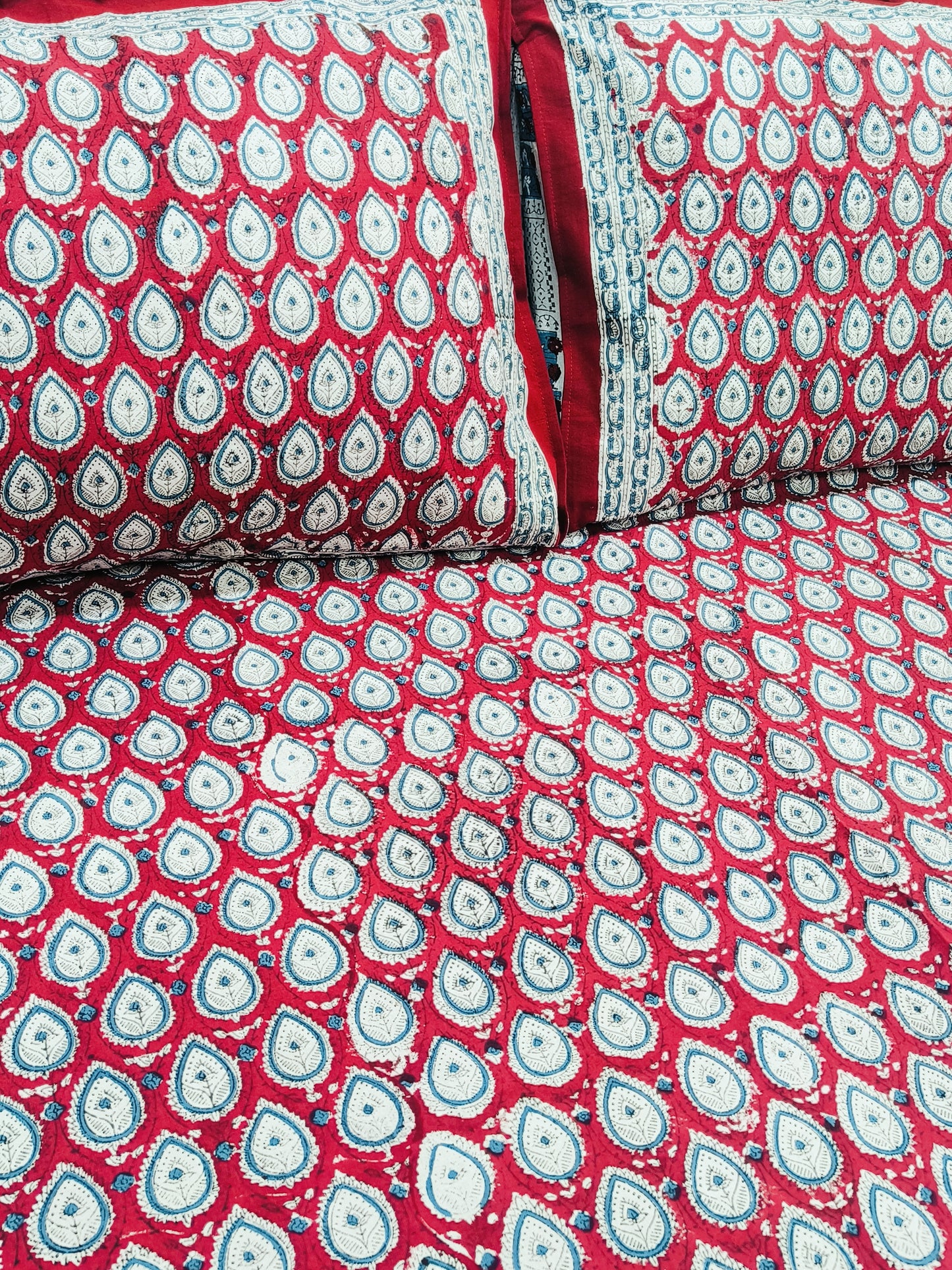 Bedsheet With King Size Pillow Cases