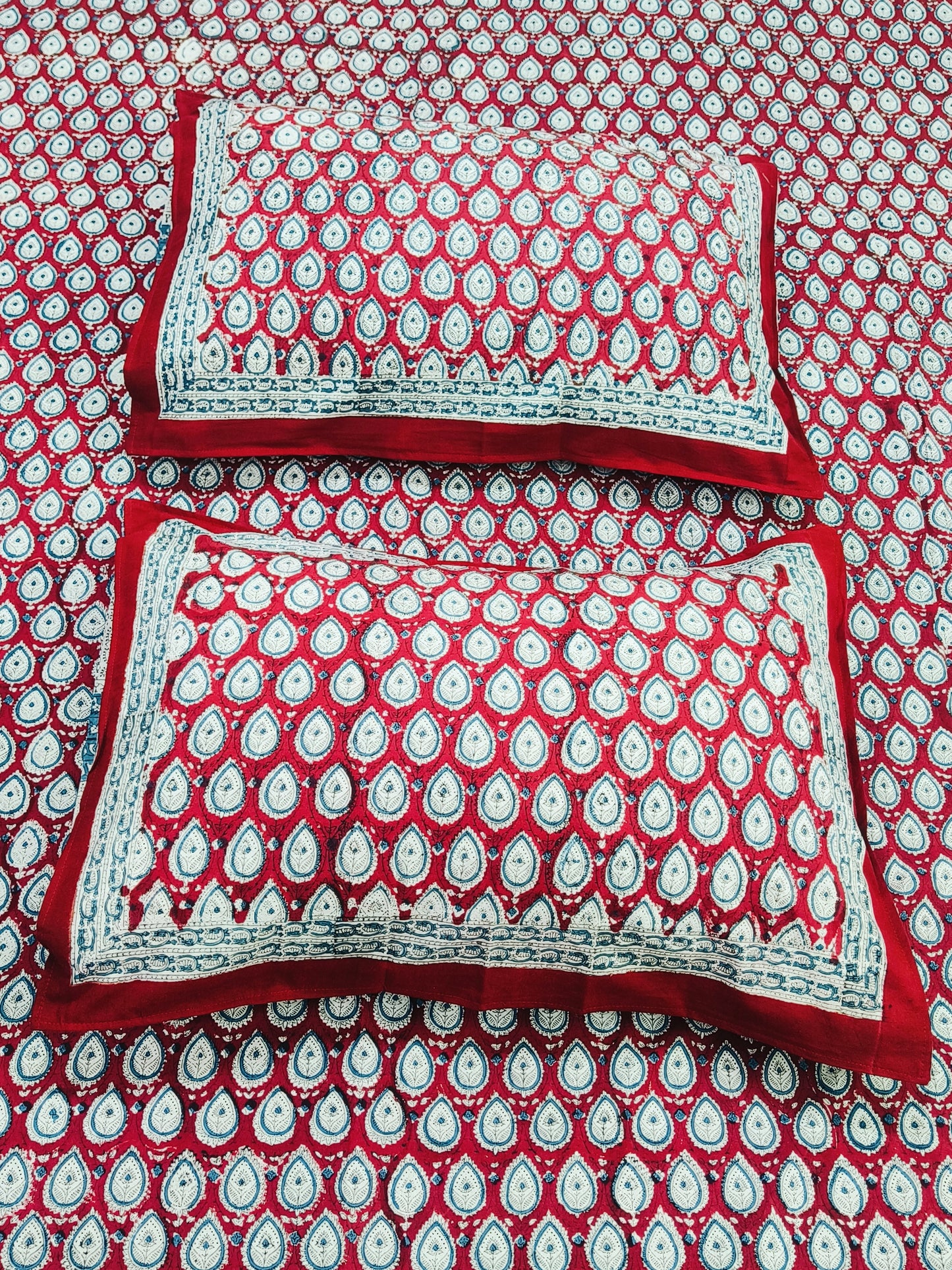 Bedsheet With King Size Pillow Cases