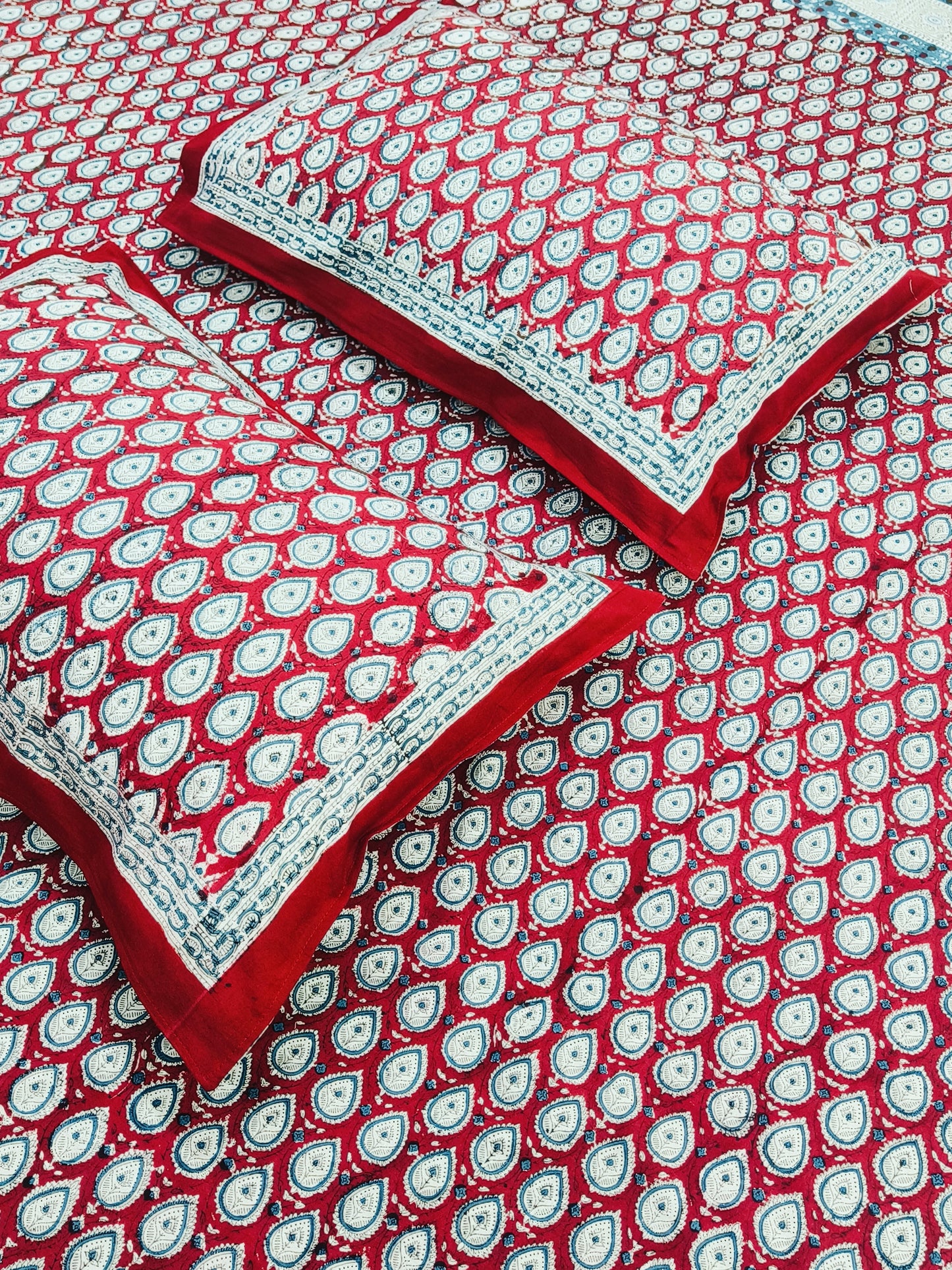 Bedsheet With King Size Pillow Cases