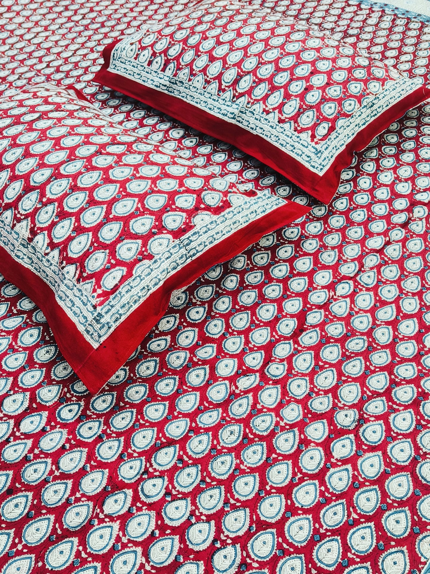 Bedsheet With King Size Pillow Cases