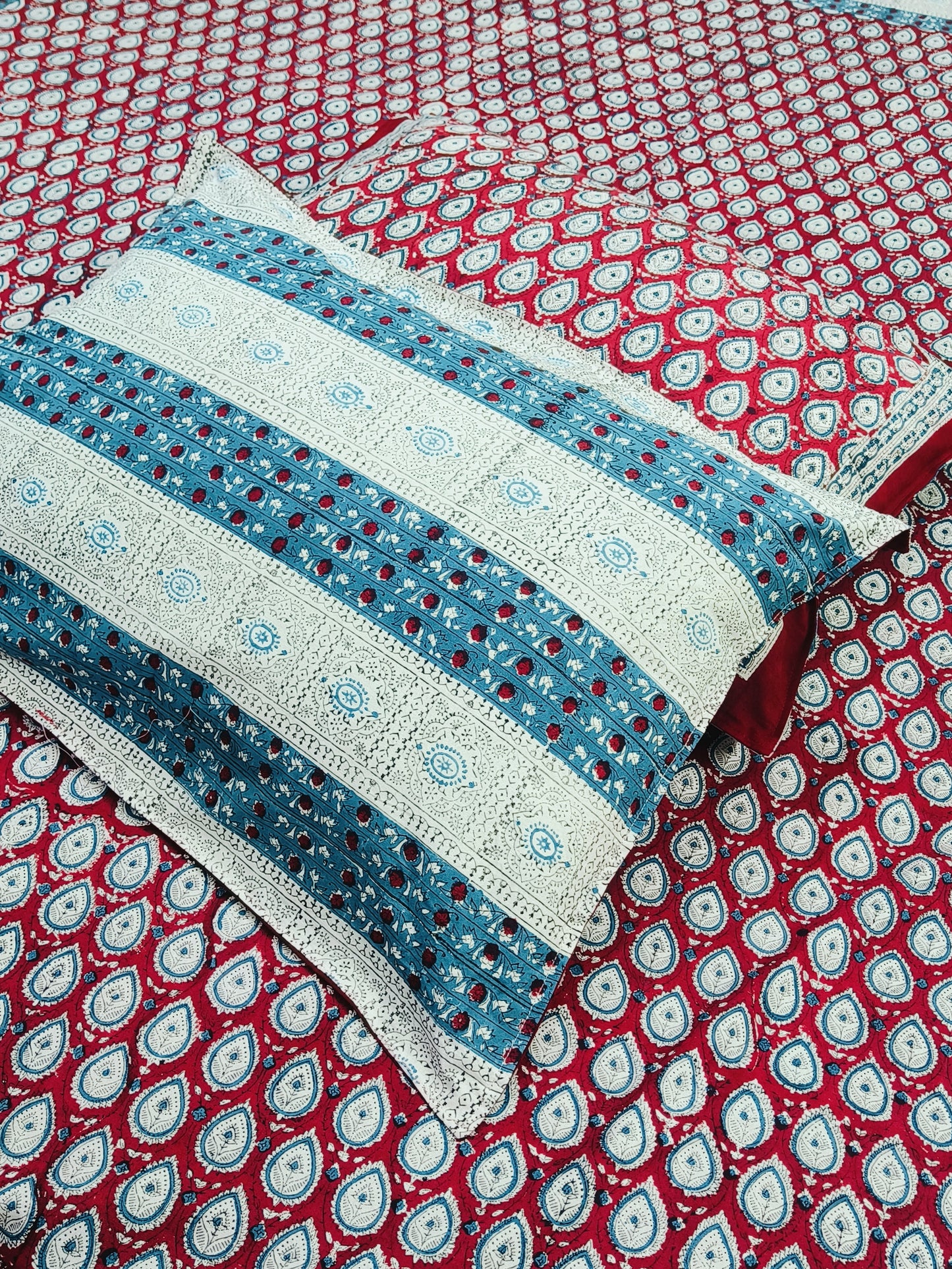 Bedsheet With King Size Pillow Cases